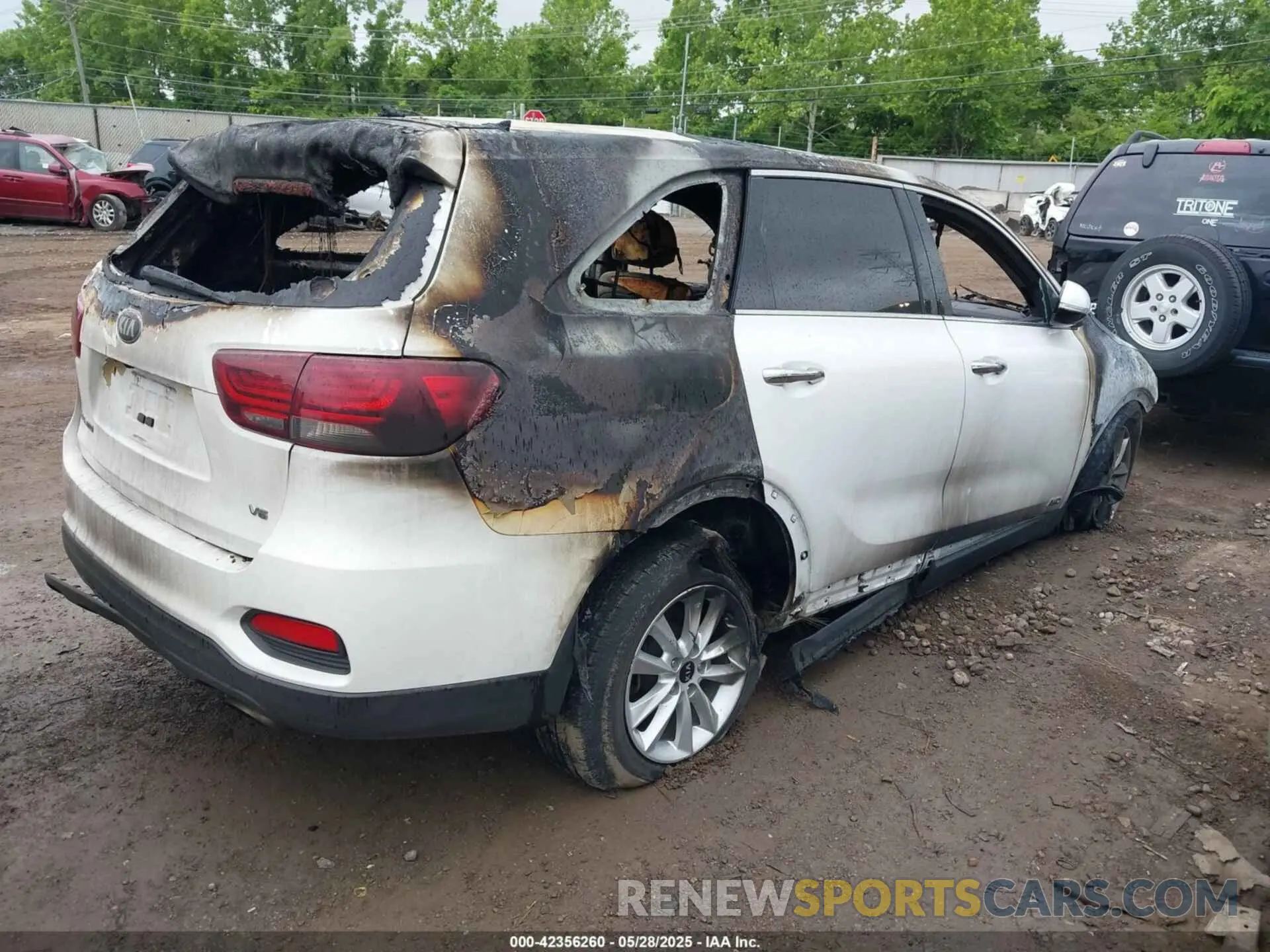 4 Photograph of a damaged car 5XYPGDA55KG481081 KIA SORENTO 2019