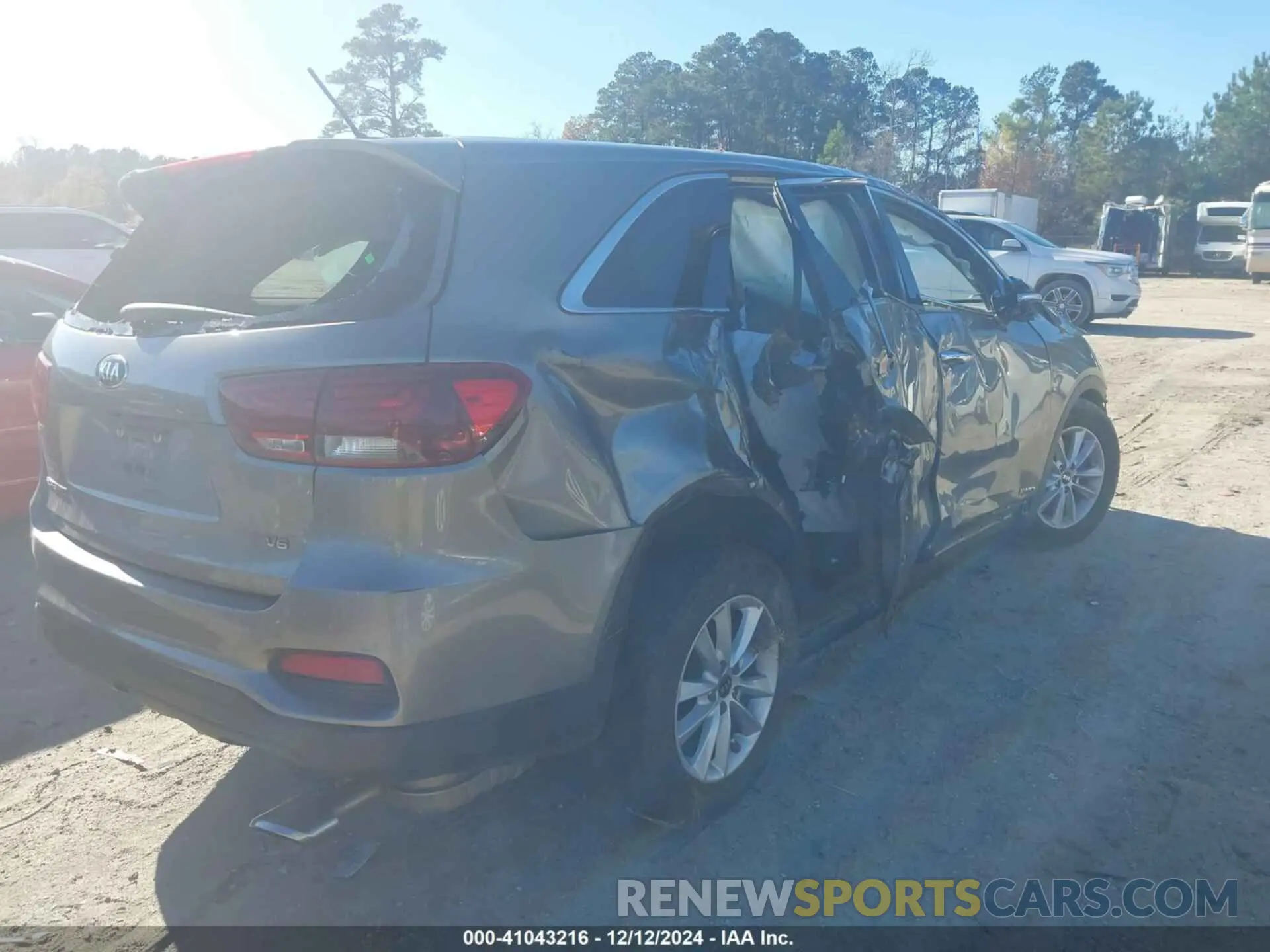 4 Photograph of a damaged car 5XYPGDA55KG483672 KIA SORENTO 2019