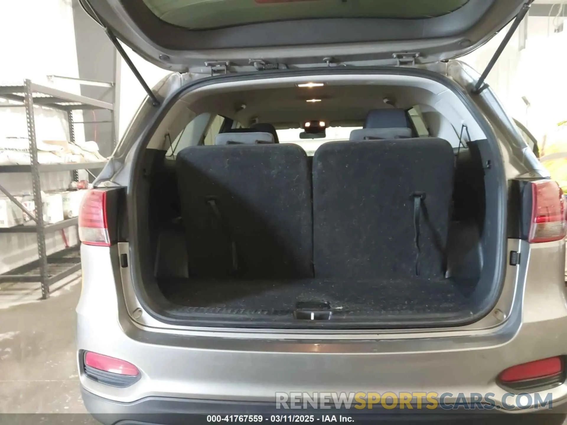 18 Photograph of a damaged car 5XYPGDA55KG483686 KIA SORENTO 2019