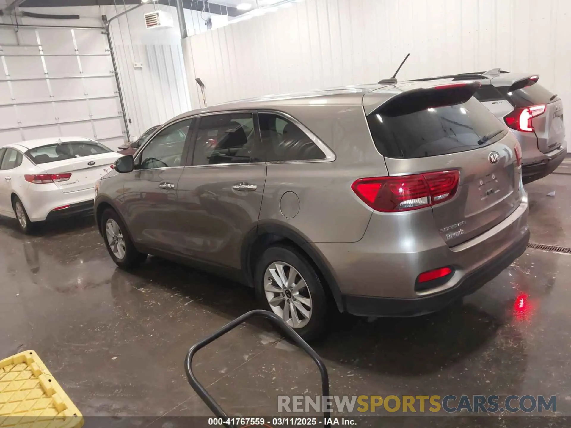 3 Photograph of a damaged car 5XYPGDA55KG483686 KIA SORENTO 2019