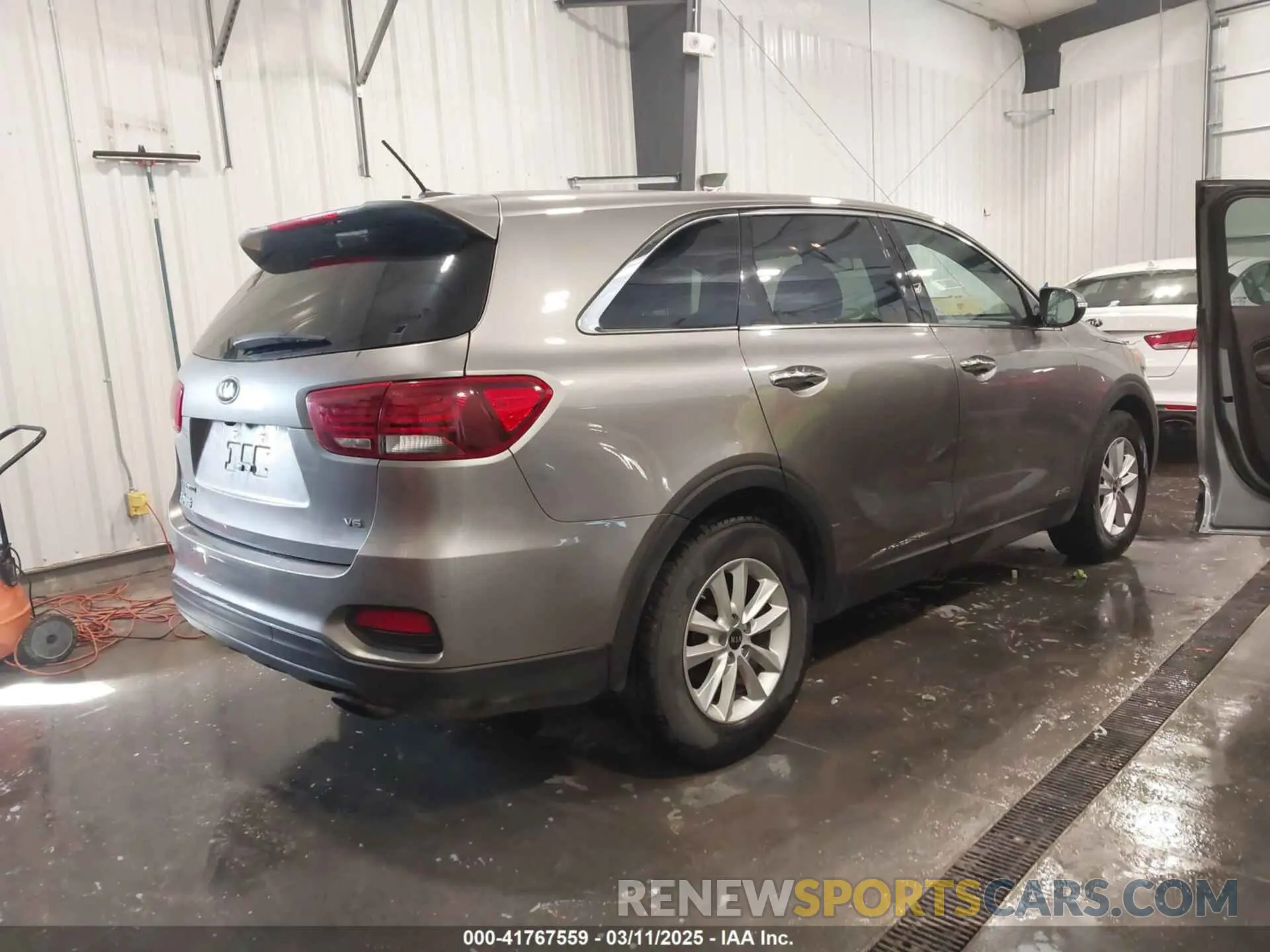 4 Photograph of a damaged car 5XYPGDA55KG483686 KIA SORENTO 2019