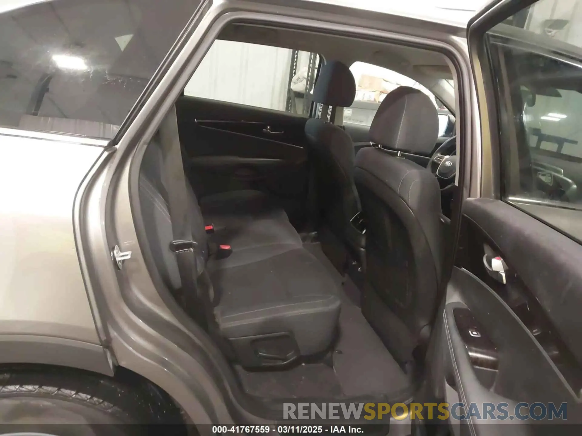 8 Photograph of a damaged car 5XYPGDA55KG483686 KIA SORENTO 2019