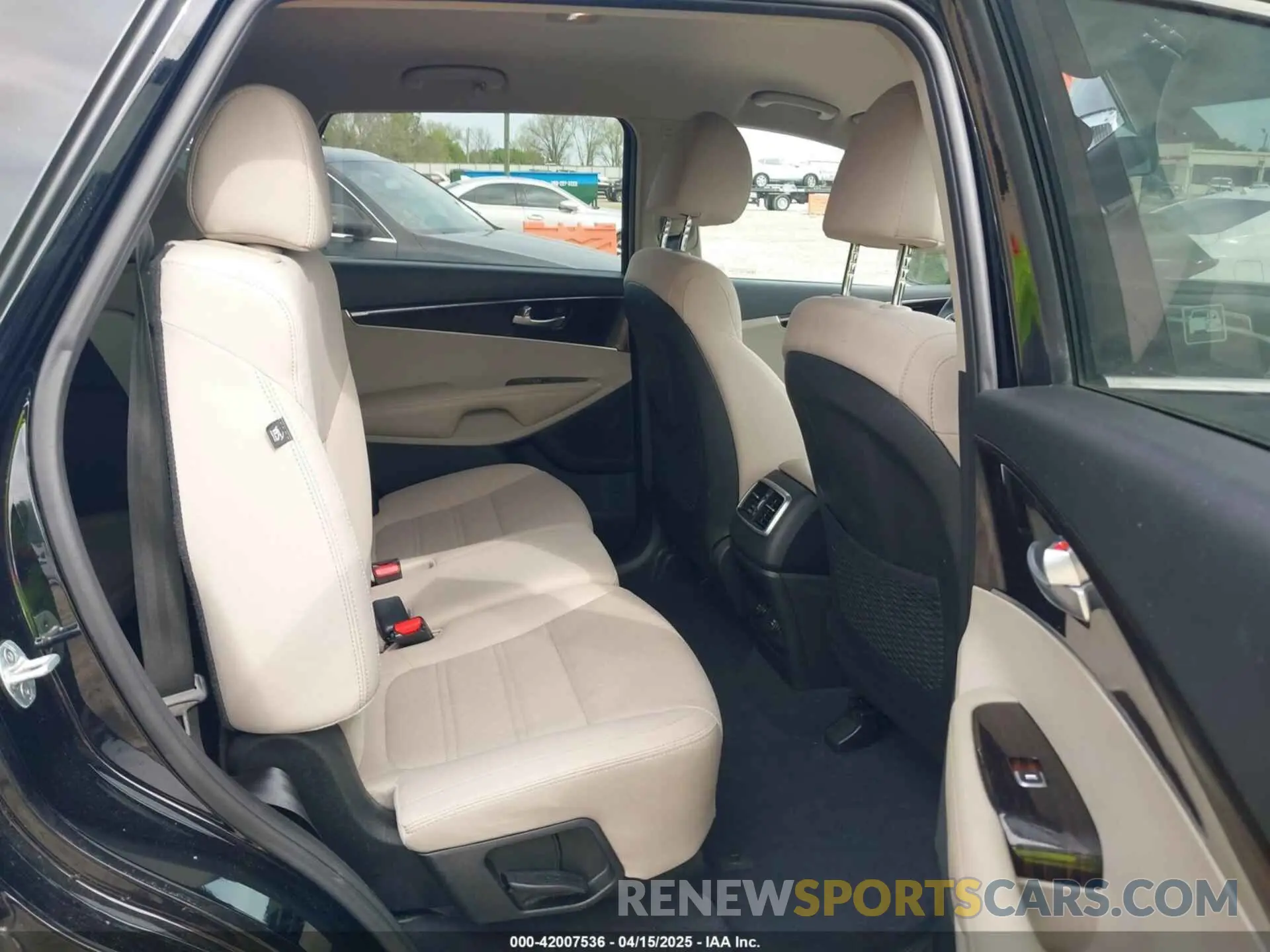8 Photograph of a damaged car 5XYPGDA55KG487091 KIA SORENTO 2019