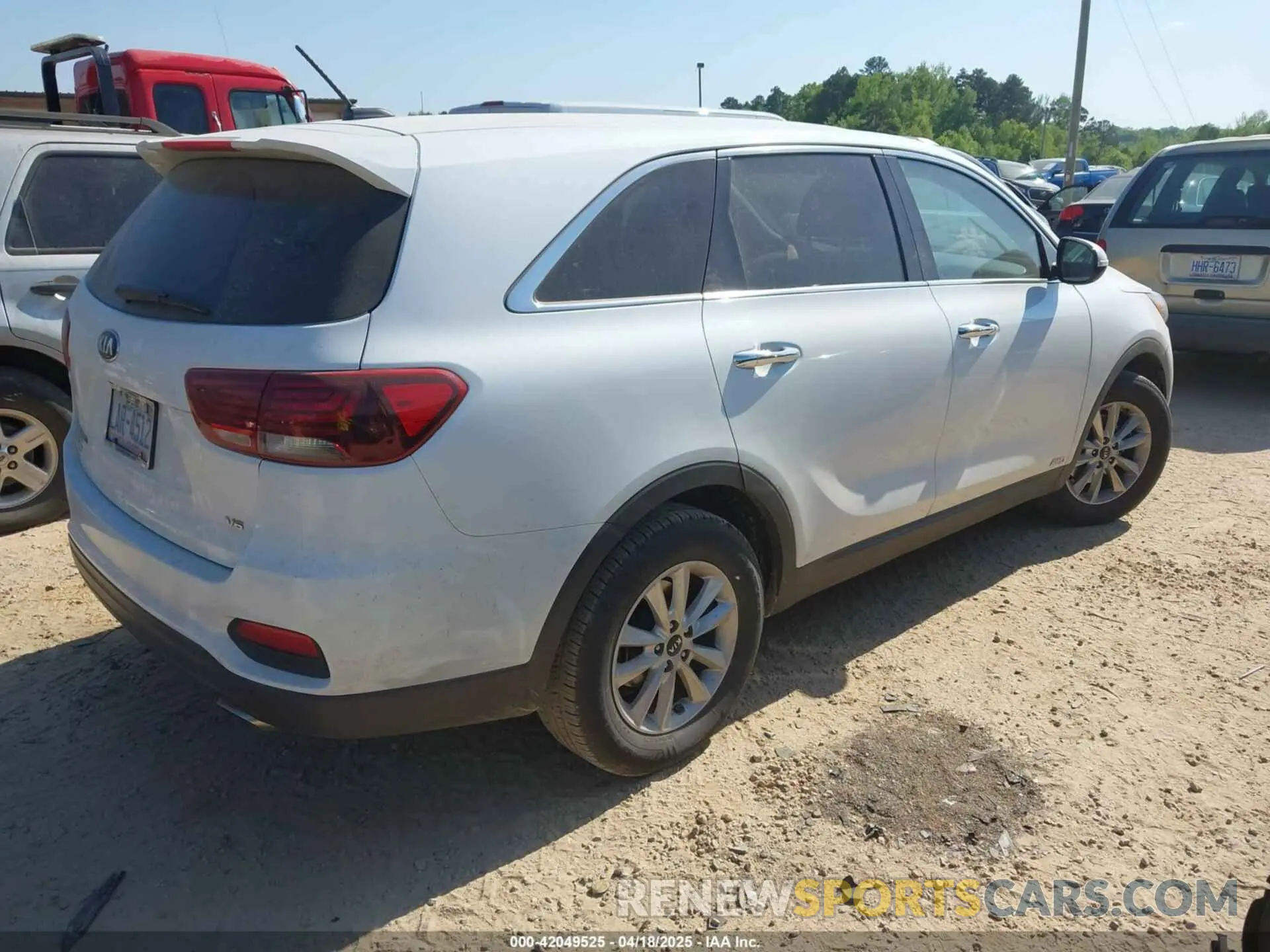 4 Photograph of a damaged car 5XYPGDA56KG441320 KIA SORENTO 2019
