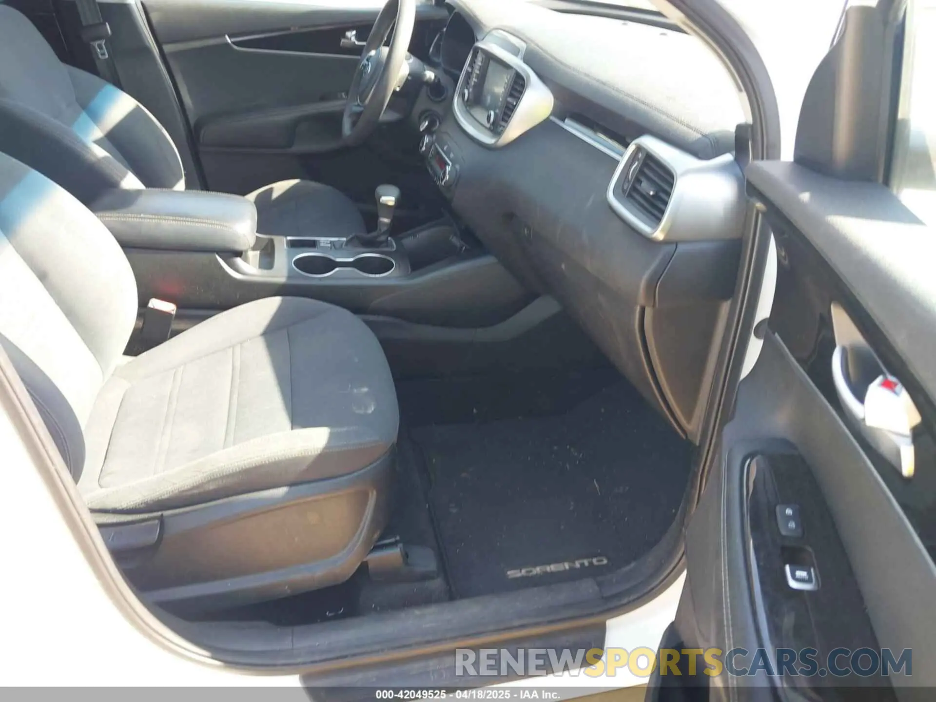 5 Photograph of a damaged car 5XYPGDA56KG441320 KIA SORENTO 2019