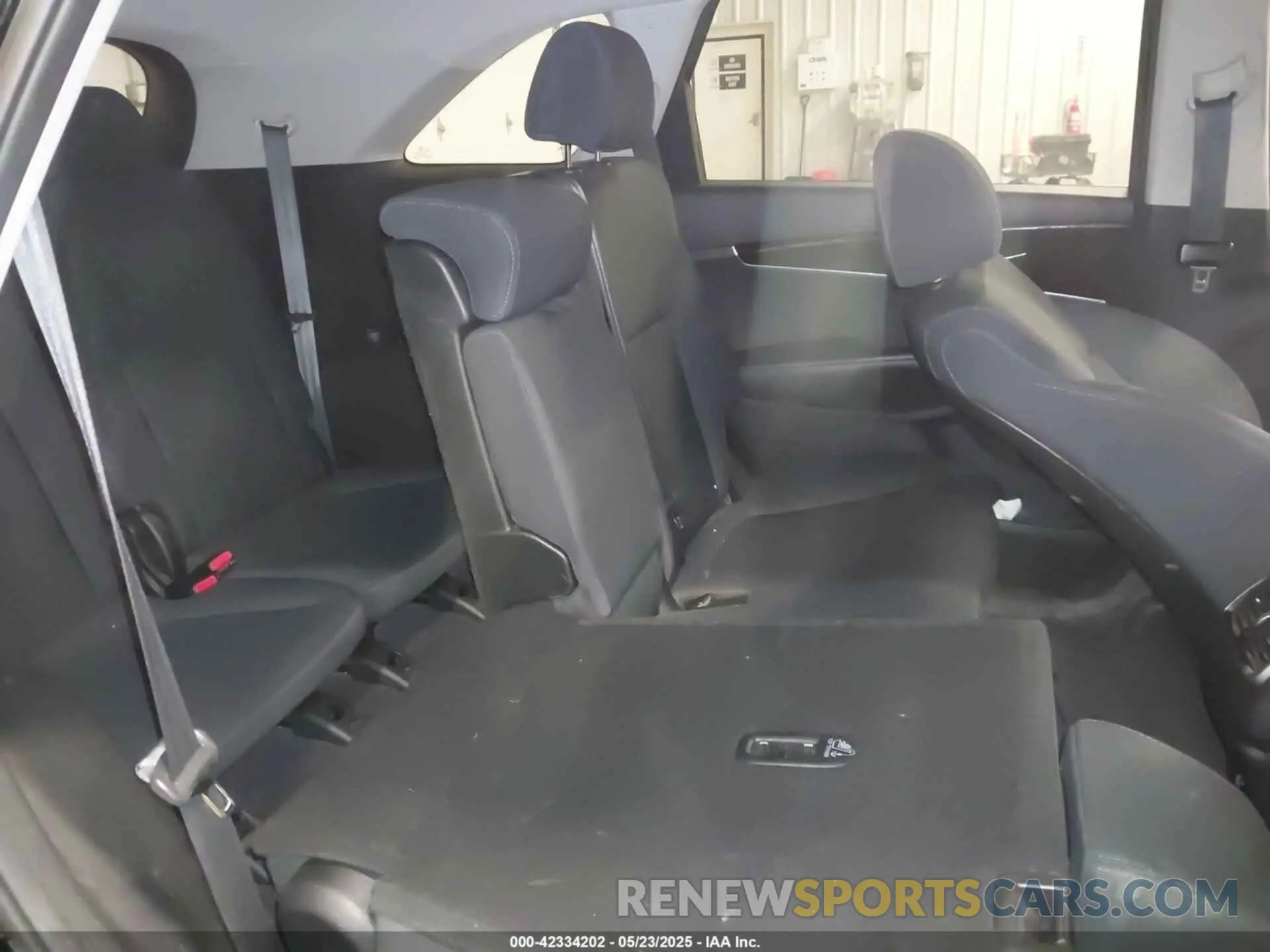 8 Photograph of a damaged car 5XYPGDA56KG444105 KIA SORENTO 2019