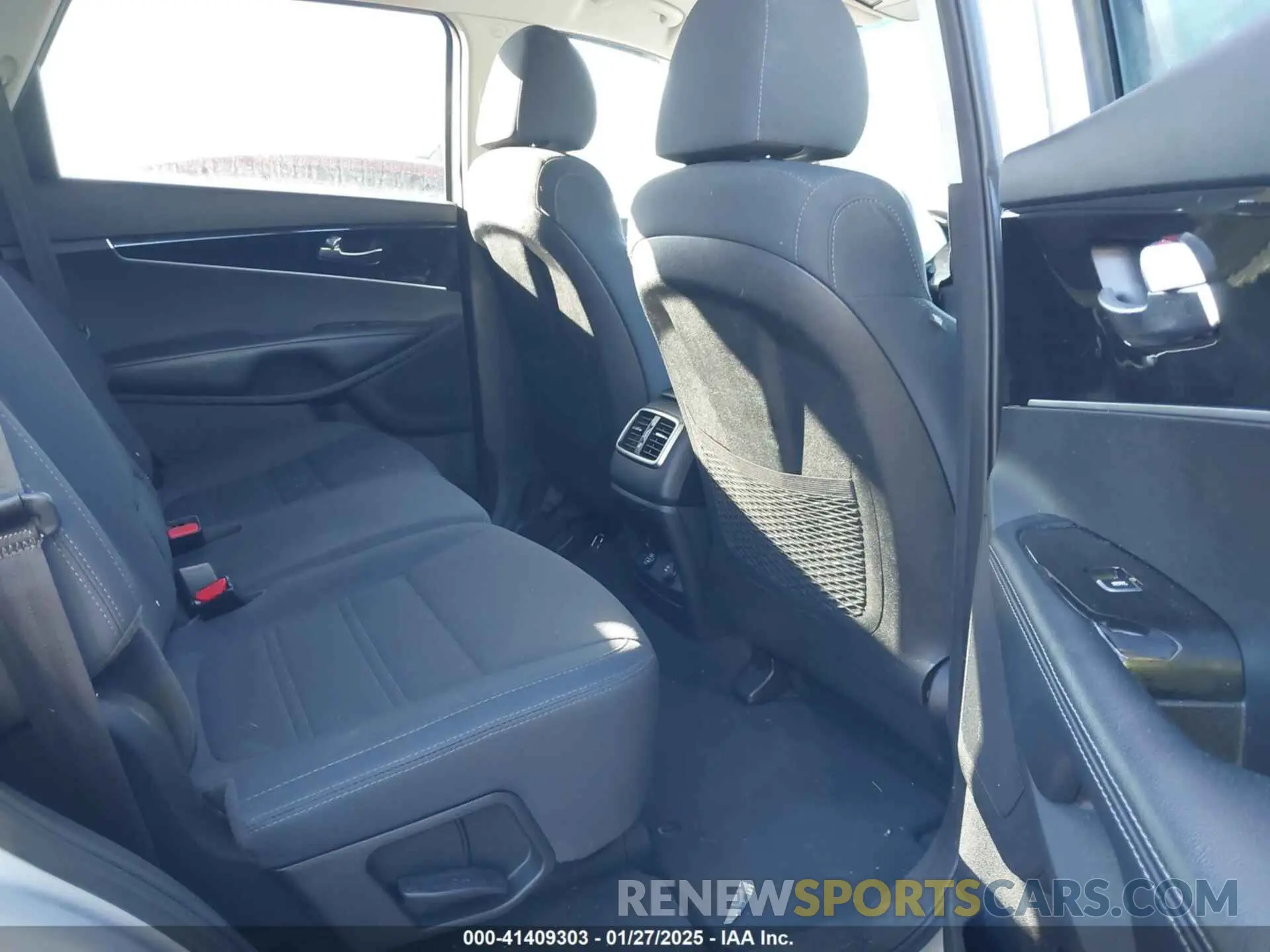 8 Photograph of a damaged car 5XYPGDA56KG506179 KIA SORENTO 2019