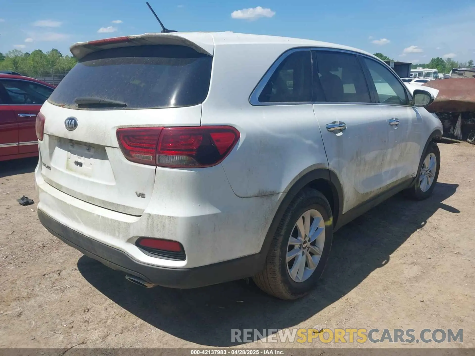 4 Photograph of a damaged car 5XYPGDA57KG440712 KIA SORENTO 2019
