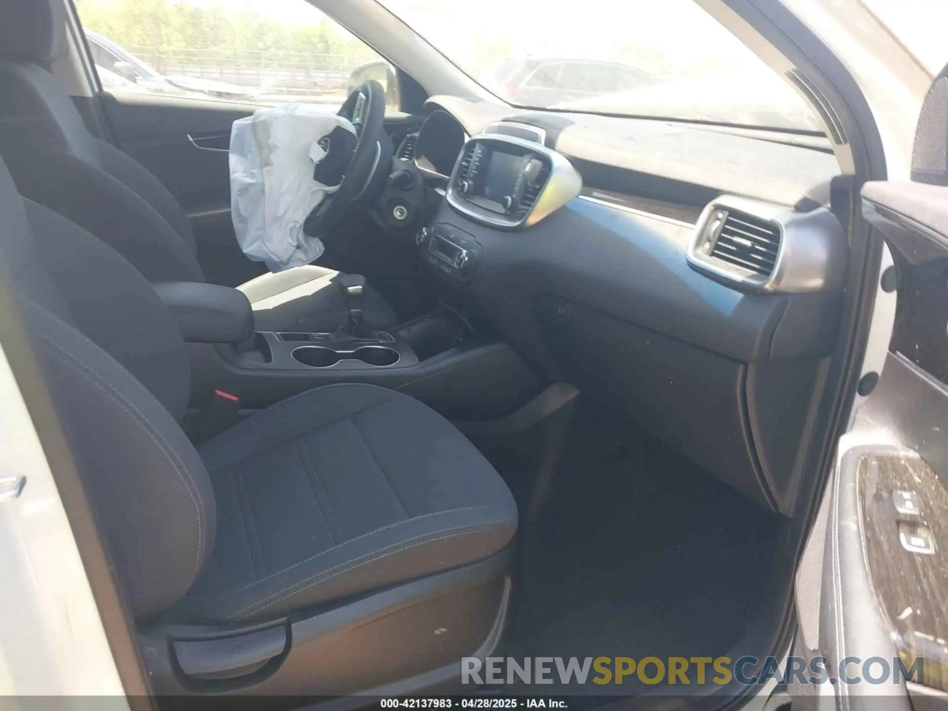 5 Photograph of a damaged car 5XYPGDA57KG440712 KIA SORENTO 2019
