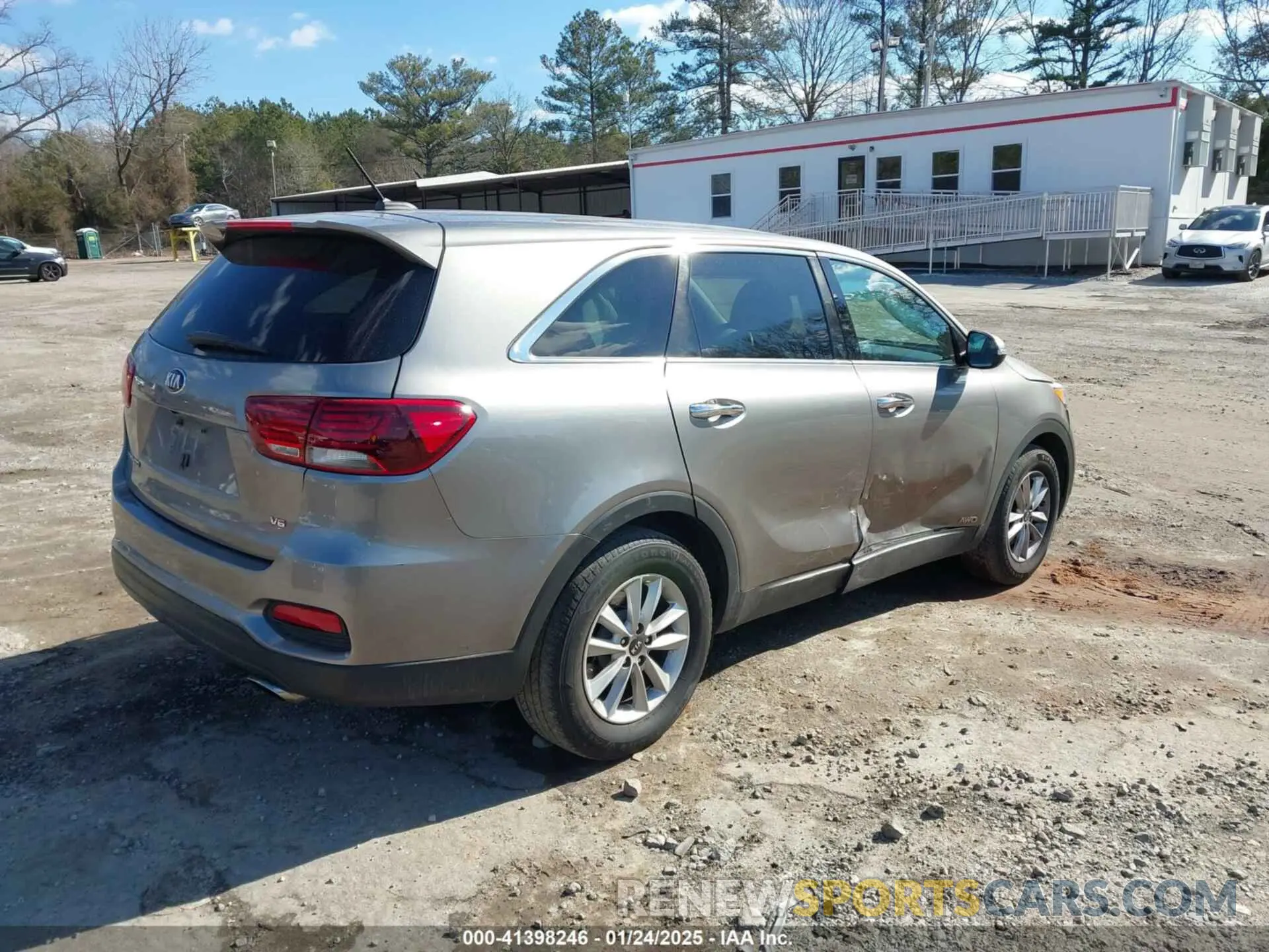 4 Photograph of a damaged car 5XYPGDA57KG449197 KIA SORENTO 2019
