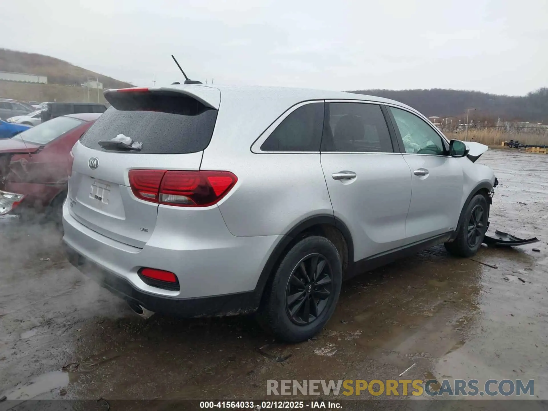 4 Photograph of a damaged car 5XYPGDA57KG484161 KIA SORENTO 2019