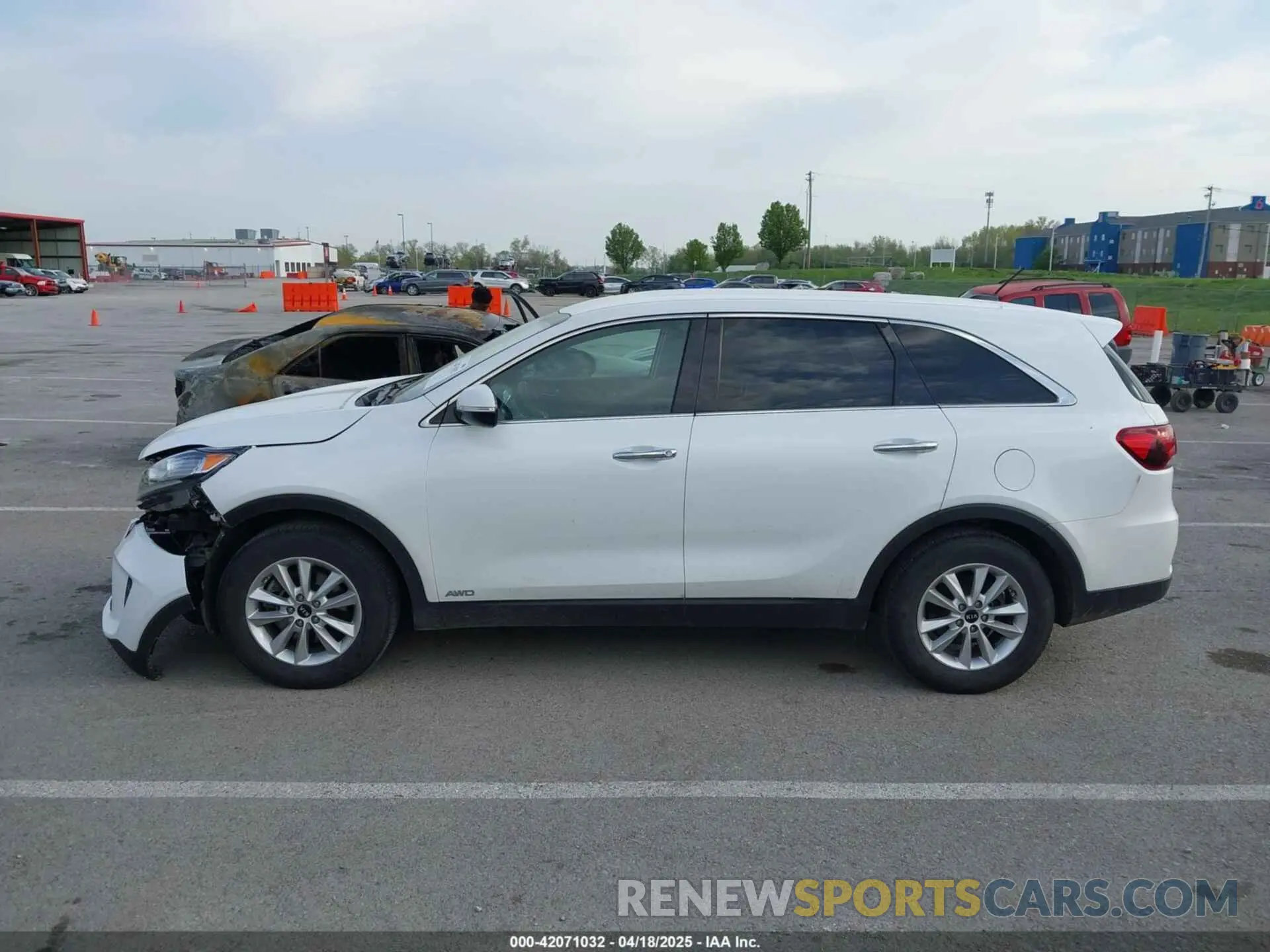14 Photograph of a damaged car 5XYPGDA57KG487111 KIA SORENTO 2019