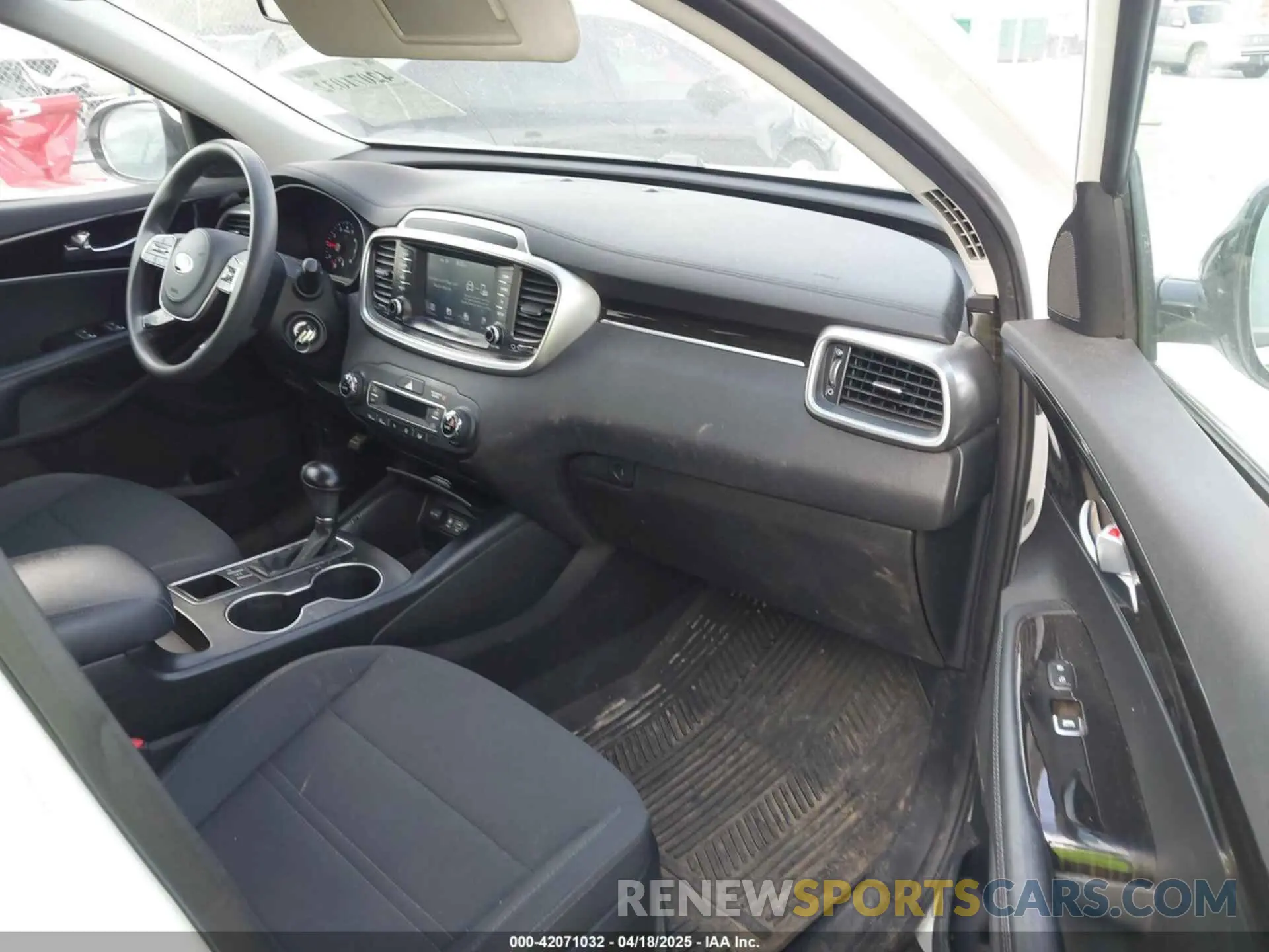 5 Photograph of a damaged car 5XYPGDA57KG487111 KIA SORENTO 2019