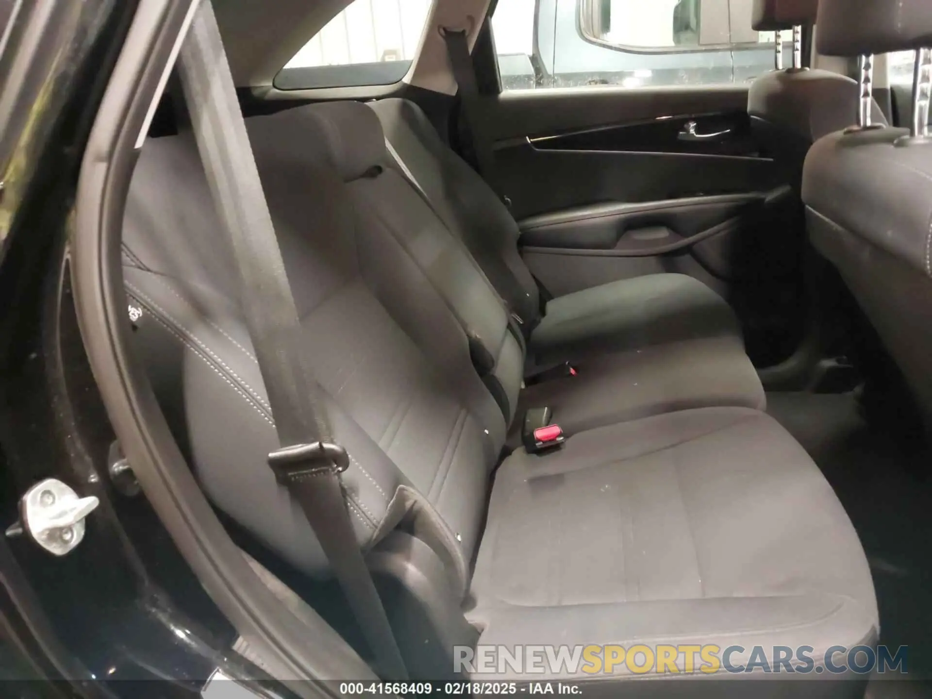 8 Photograph of a damaged car 5XYPGDA58KG441545 KIA SORENTO 2019