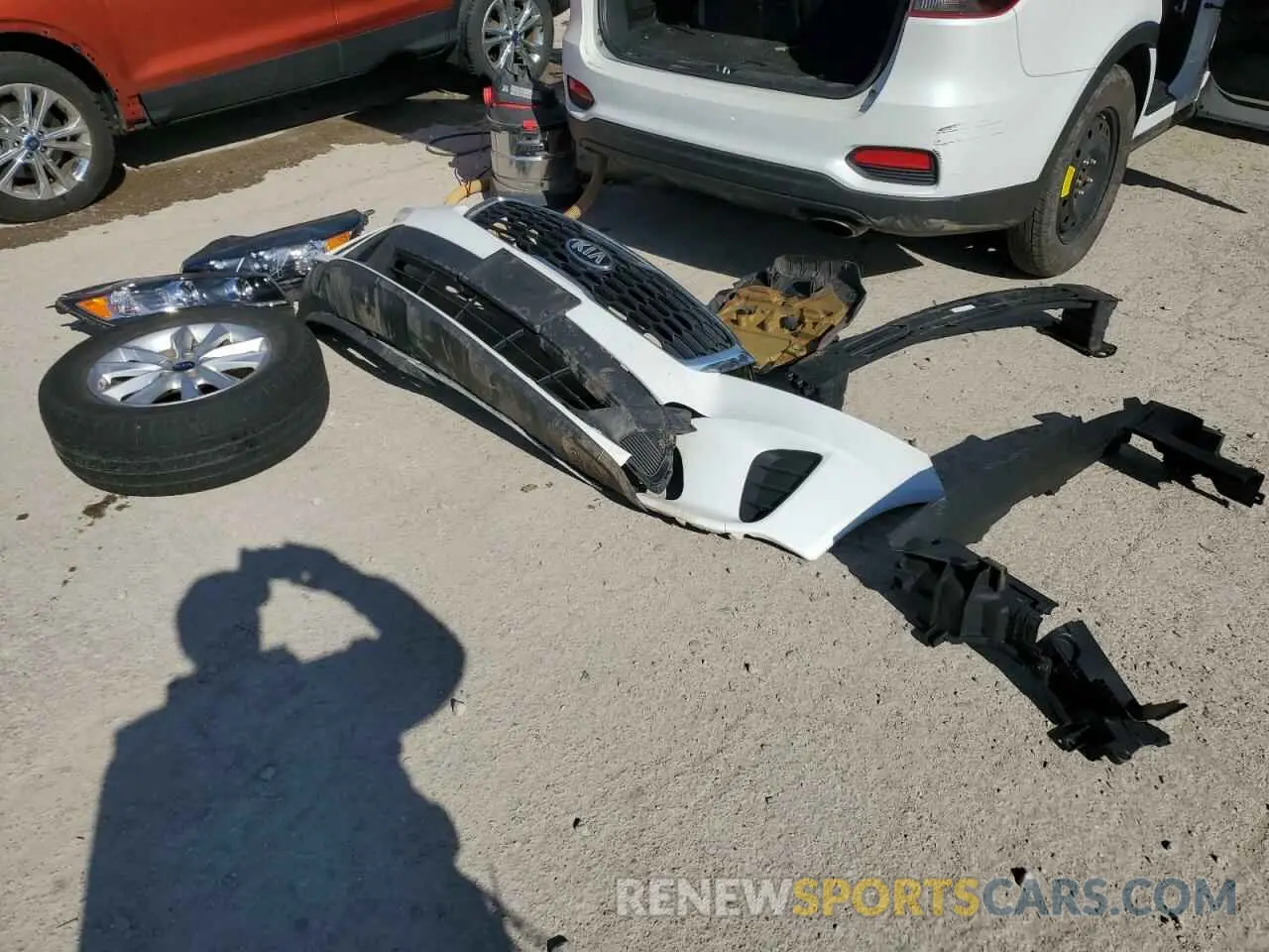13 Photograph of a damaged car 5XYPGDA58KG483861 KIA SORENTO 2019
