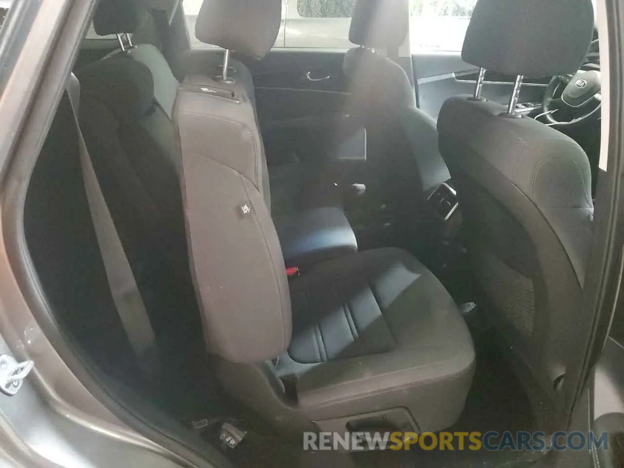 11 Photograph of a damaged car 5XYPGDA58KG487702 KIA SORENTO 2019
