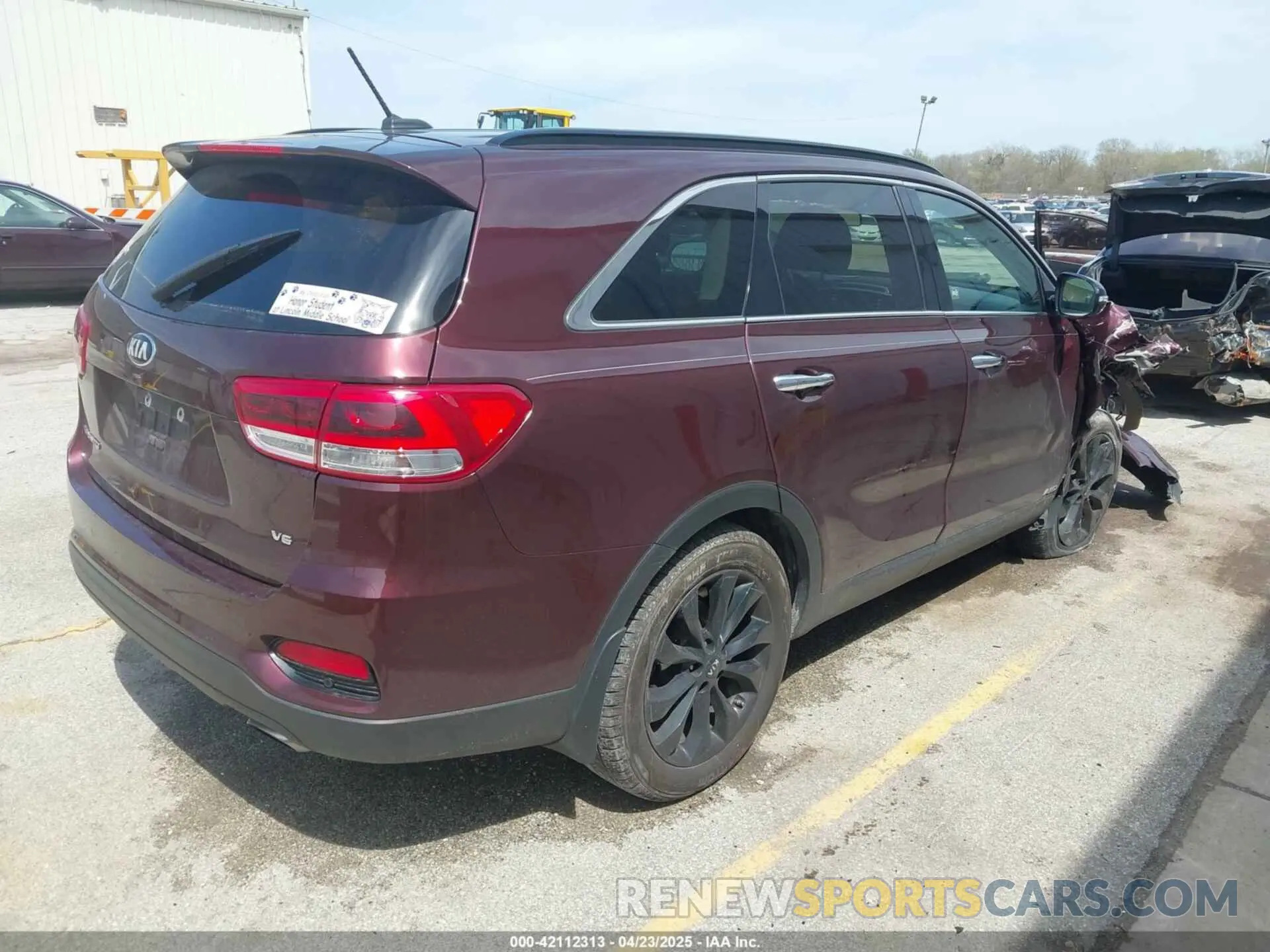 4 Photograph of a damaged car 5XYPGDA58KG584169 KIA SORENTO 2019