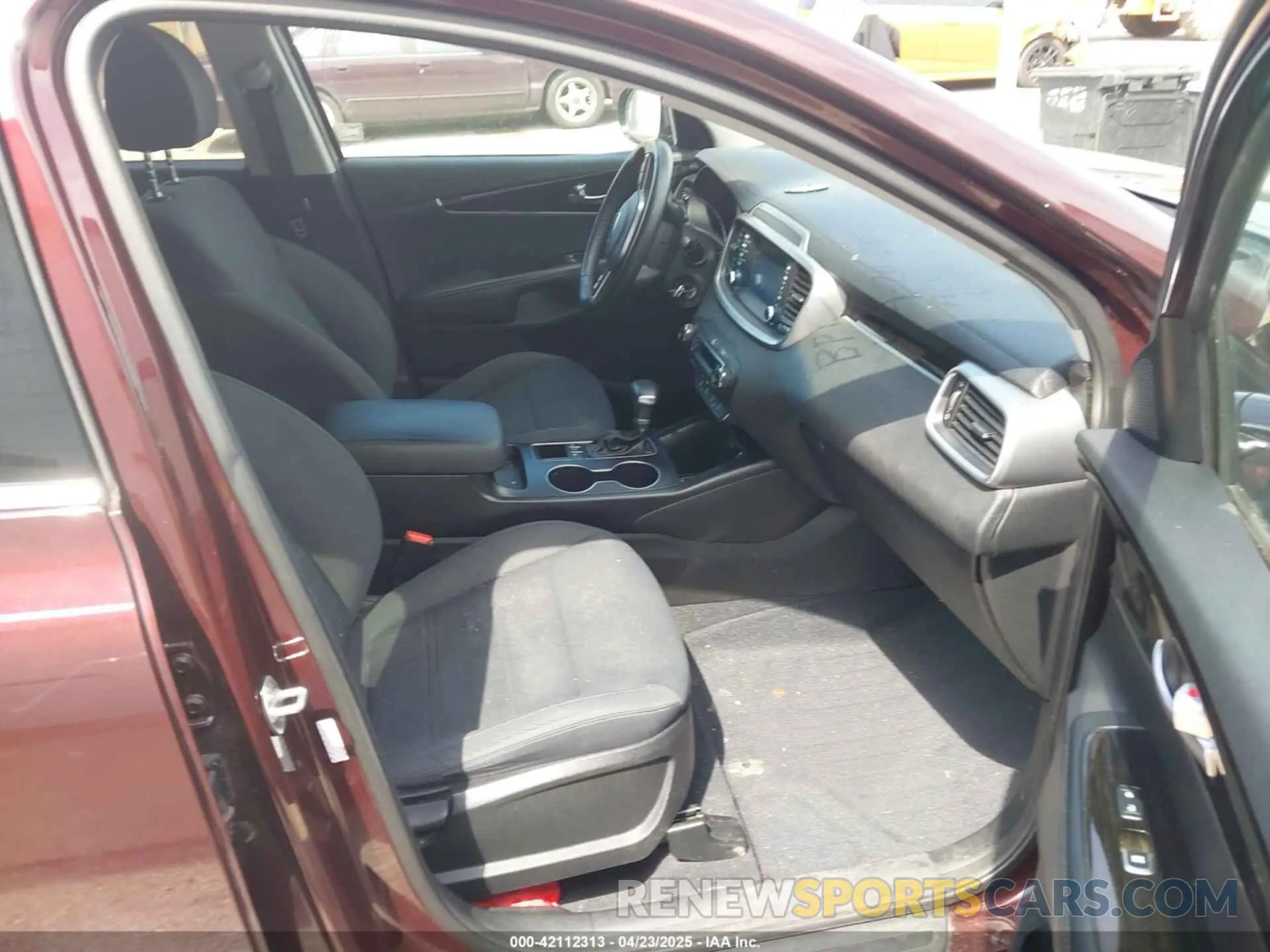 5 Photograph of a damaged car 5XYPGDA58KG584169 KIA SORENTO 2019