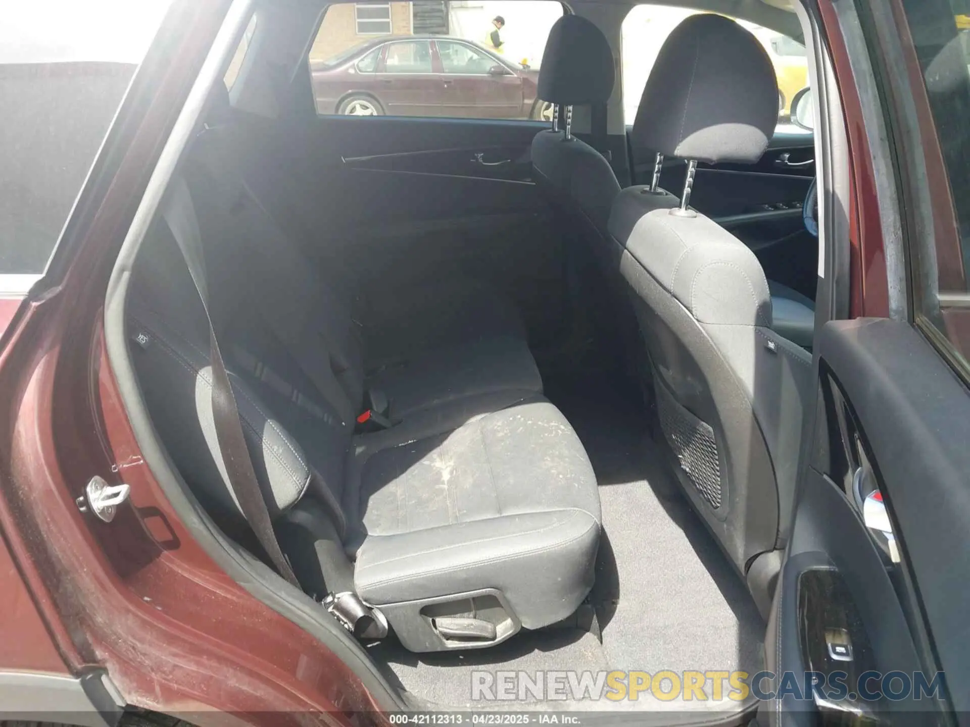 8 Photograph of a damaged car 5XYPGDA58KG584169 KIA SORENTO 2019