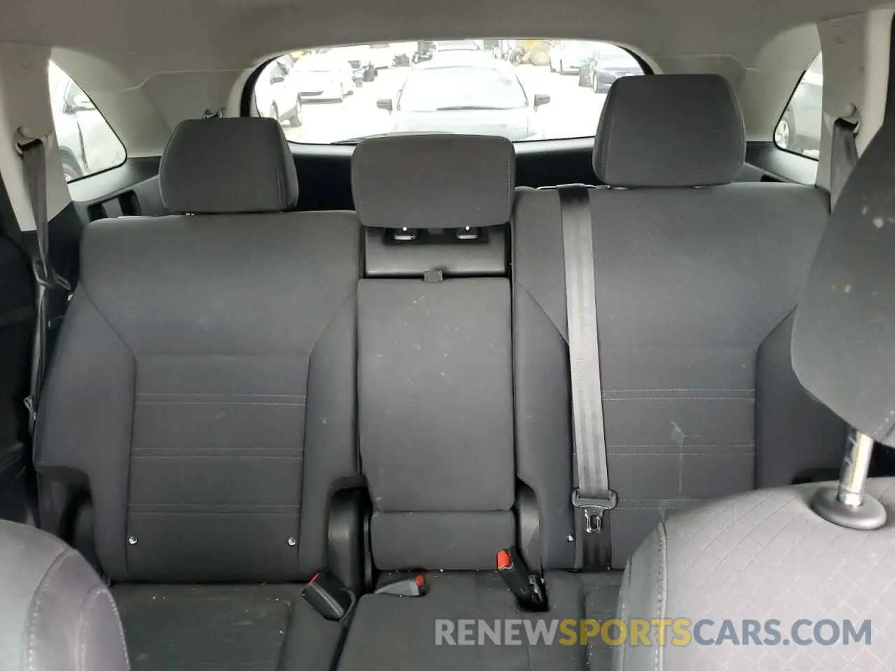 10 Photograph of a damaged car 5XYPGDA58KG586990 KIA SORENTO 2019