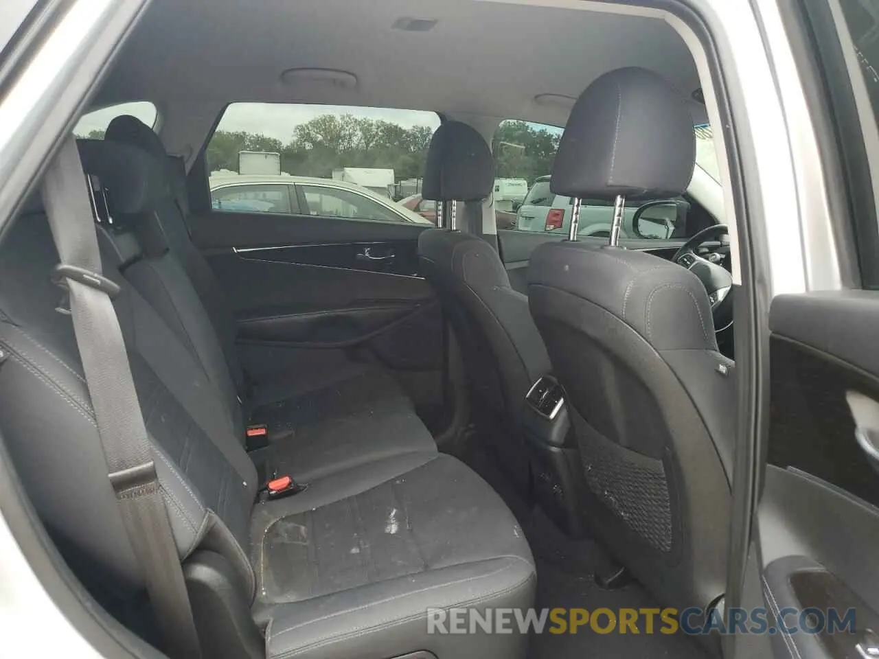 11 Photograph of a damaged car 5XYPGDA58KG586990 KIA SORENTO 2019
