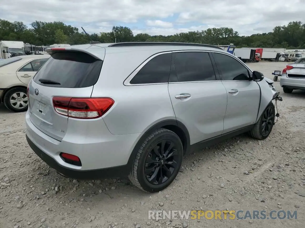 3 Photograph of a damaged car 5XYPGDA58KG586990 KIA SORENTO 2019