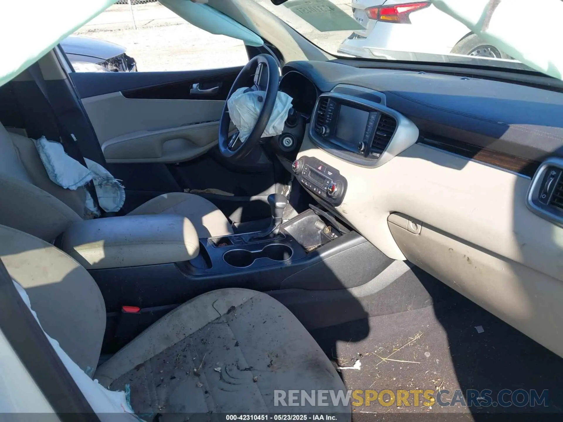 5 Photograph of a damaged car 5XYPGDA59KG477907 KIA SORENTO 2019