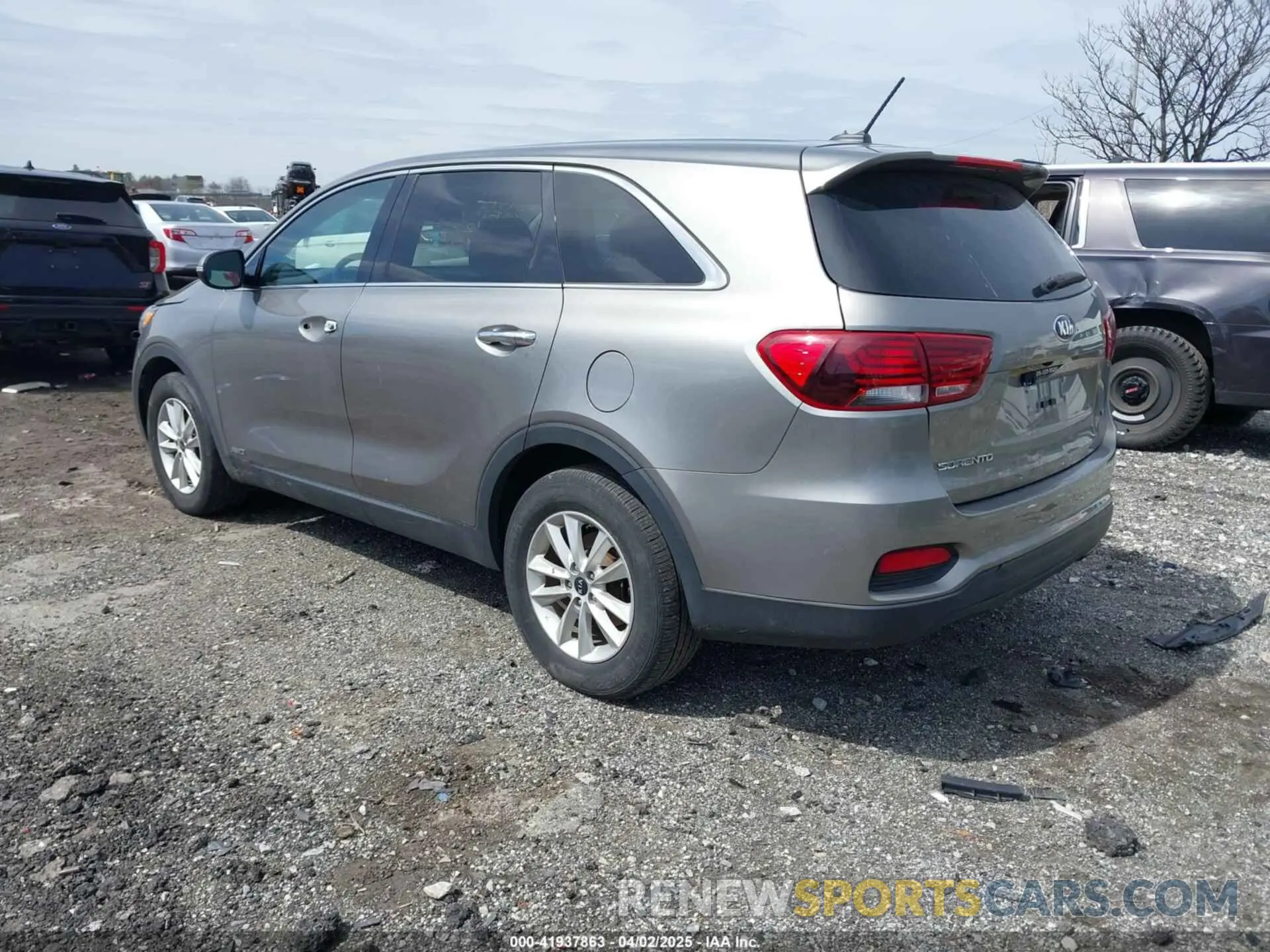 3 Photograph of a damaged car 5XYPGDA59KG508363 KIA SORENTO 2019