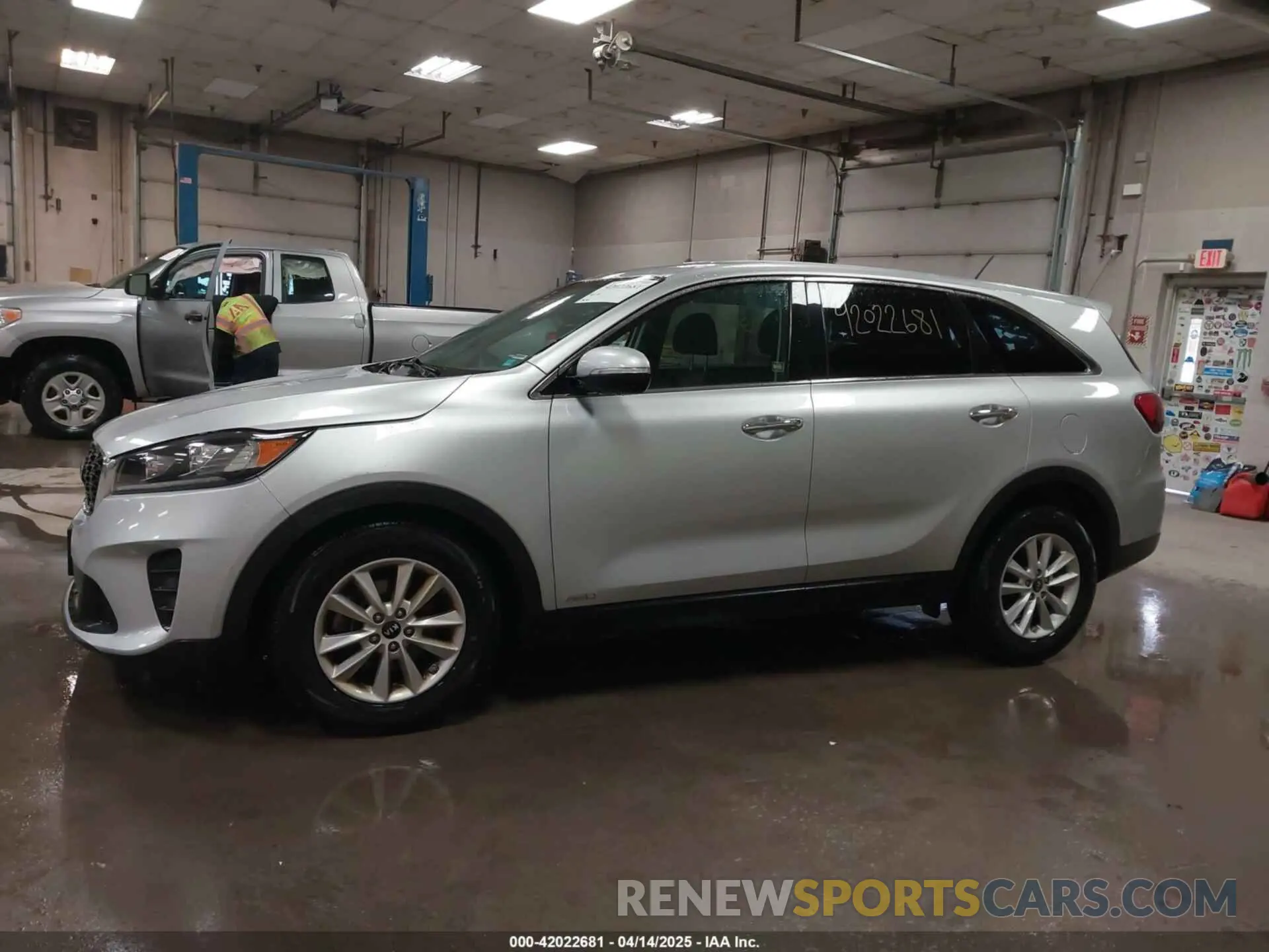 14 Photograph of a damaged car 5XYPGDA59KG554274 KIA SORENTO 2019