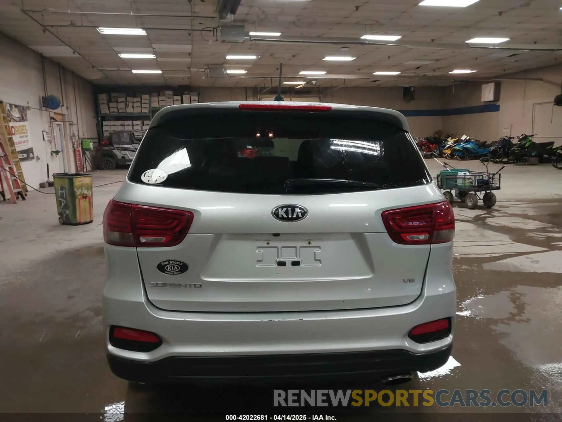 16 Photograph of a damaged car 5XYPGDA59KG554274 KIA SORENTO 2019
