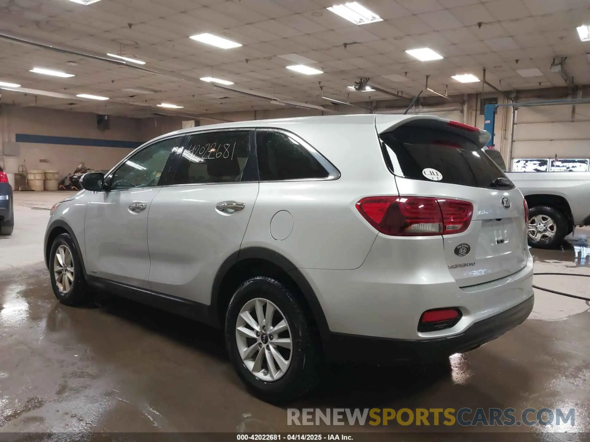 3 Photograph of a damaged car 5XYPGDA59KG554274 KIA SORENTO 2019