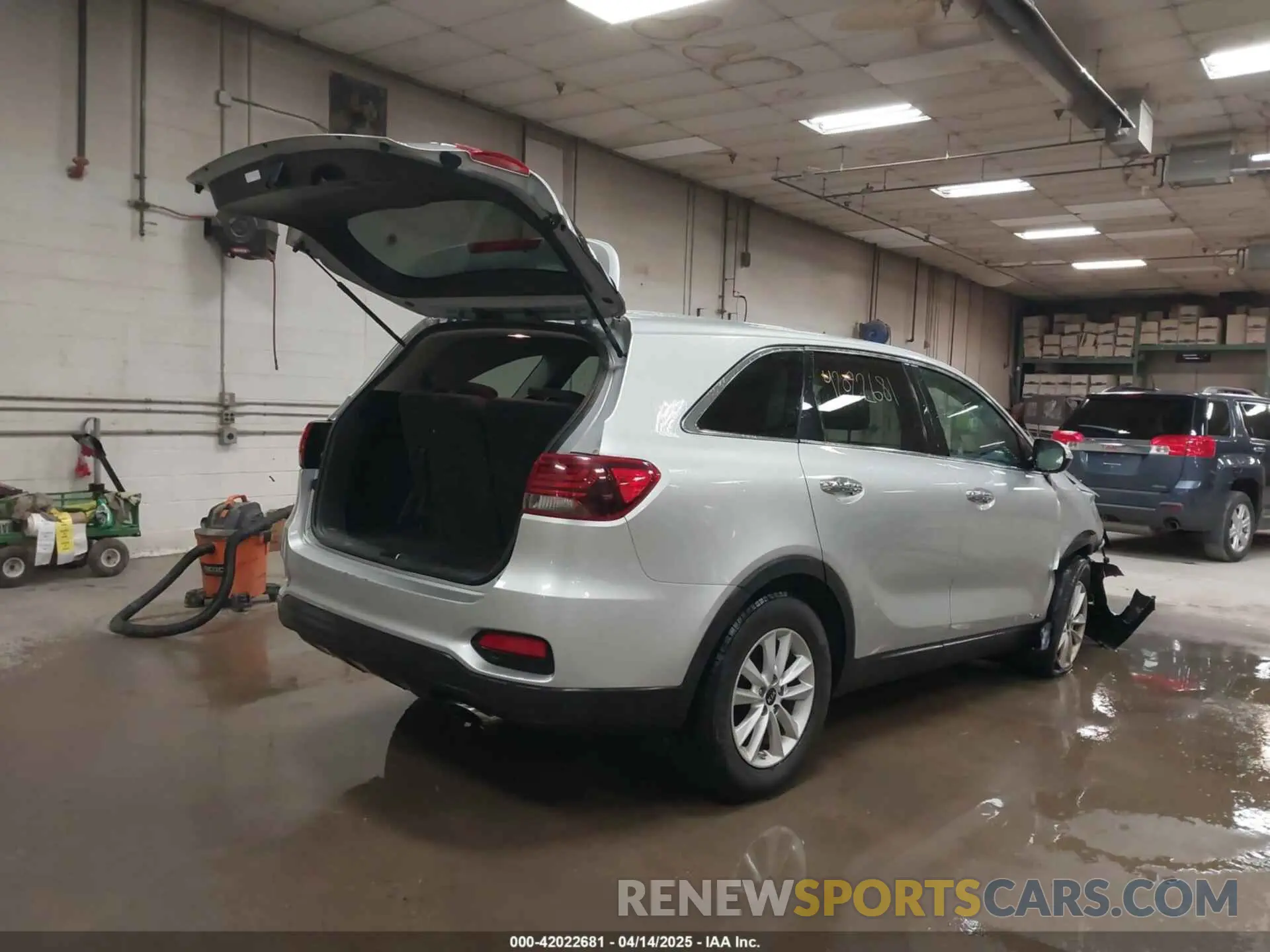 4 Photograph of a damaged car 5XYPGDA59KG554274 KIA SORENTO 2019
