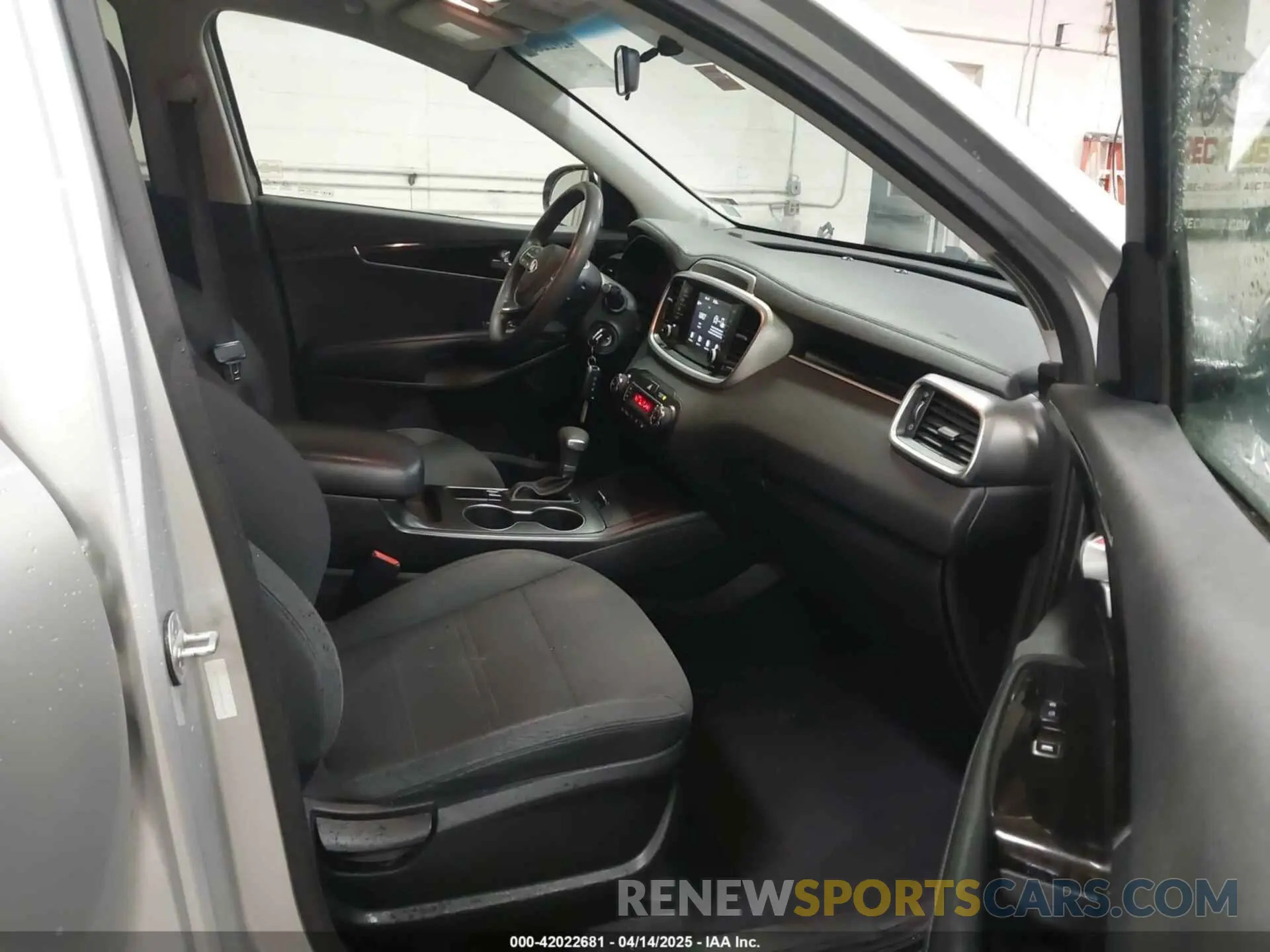 5 Photograph of a damaged car 5XYPGDA59KG554274 KIA SORENTO 2019