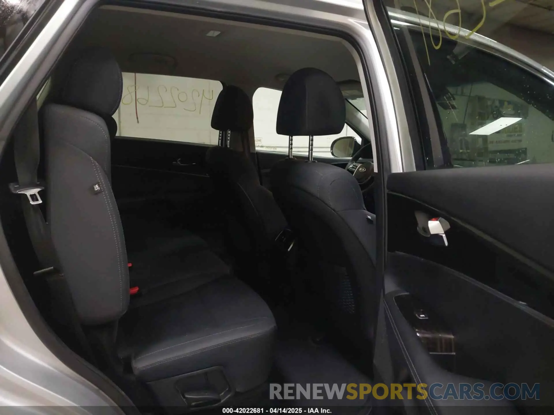 8 Photograph of a damaged car 5XYPGDA59KG554274 KIA SORENTO 2019