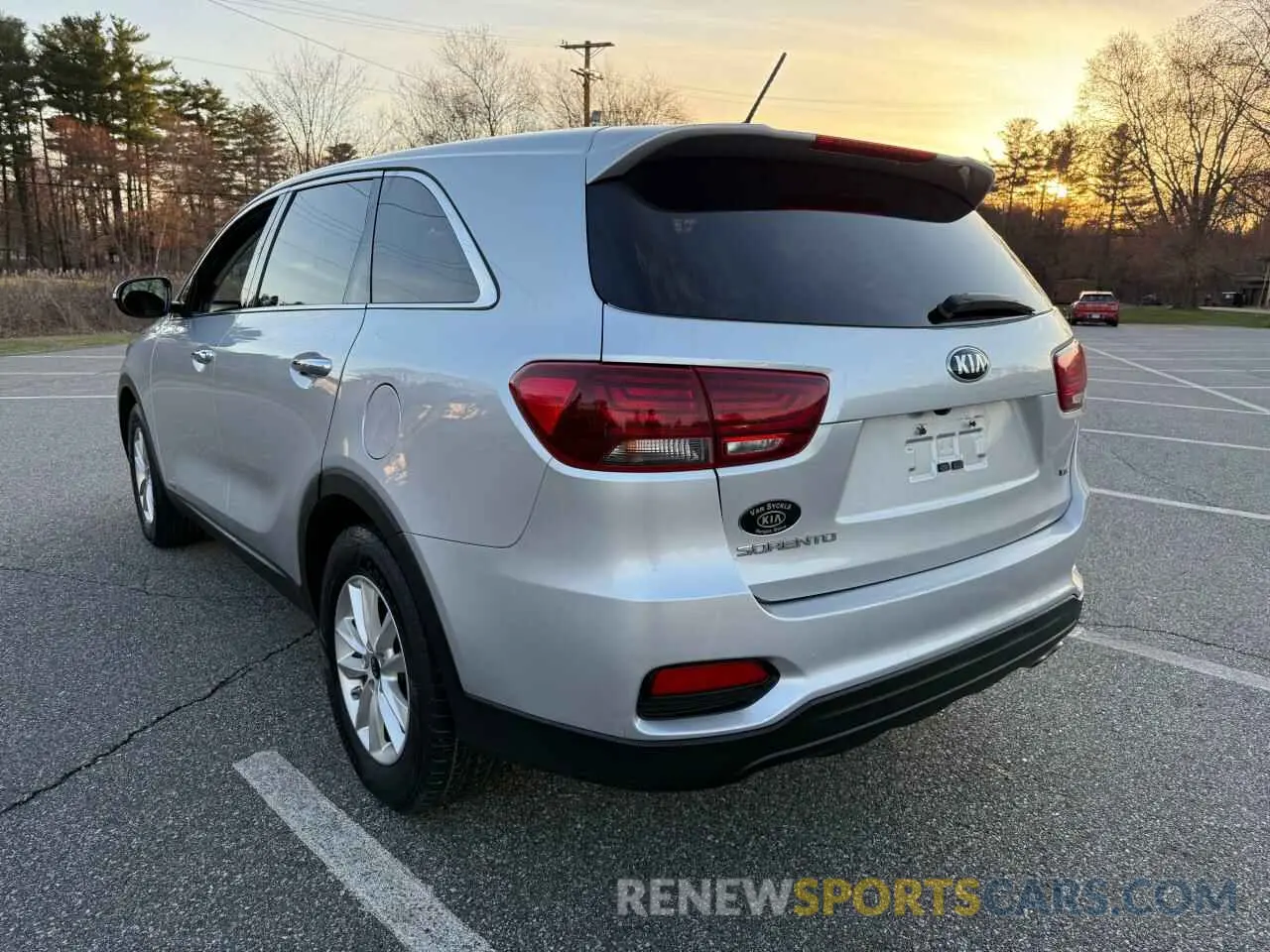 3 Photograph of a damaged car 5XYPGDA5XKG482212 KIA SORENTO 2019
