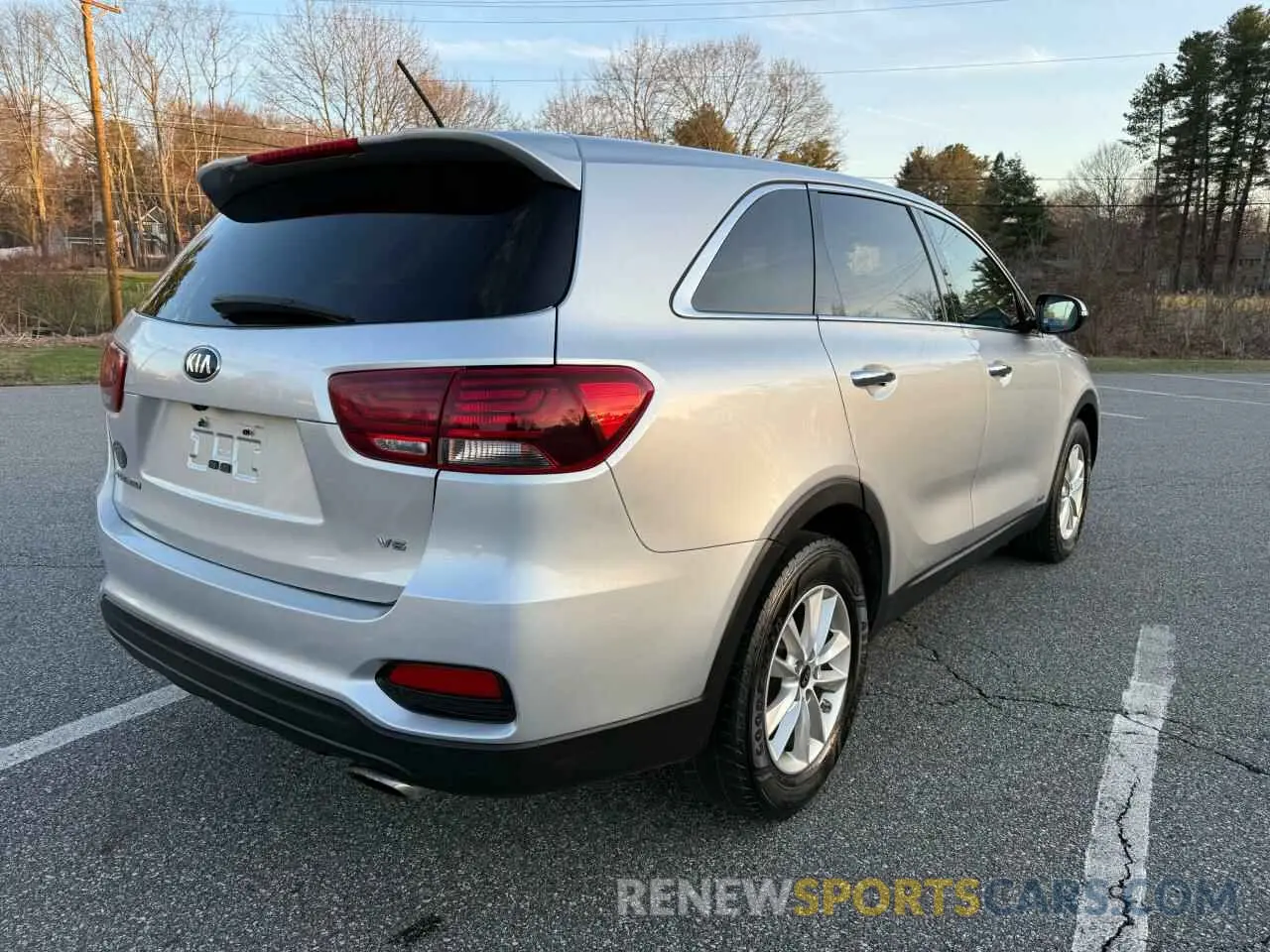 4 Photograph of a damaged car 5XYPGDA5XKG482212 KIA SORENTO 2019