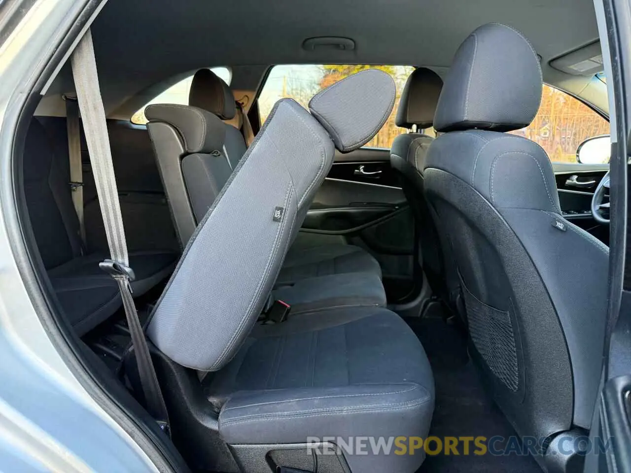 6 Photograph of a damaged car 5XYPGDA5XKG482212 KIA SORENTO 2019