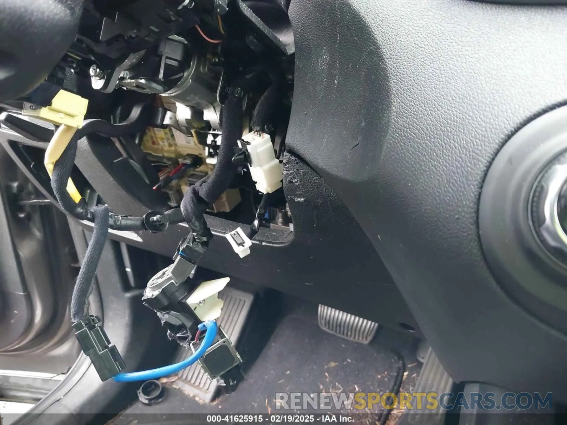 17 Photograph of a damaged car 5XYPGDA5XKG499348 KIA SORENTO 2019