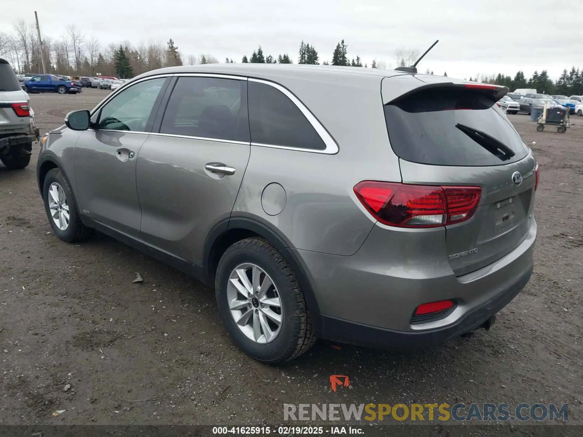 3 Photograph of a damaged car 5XYPGDA5XKG499348 KIA SORENTO 2019