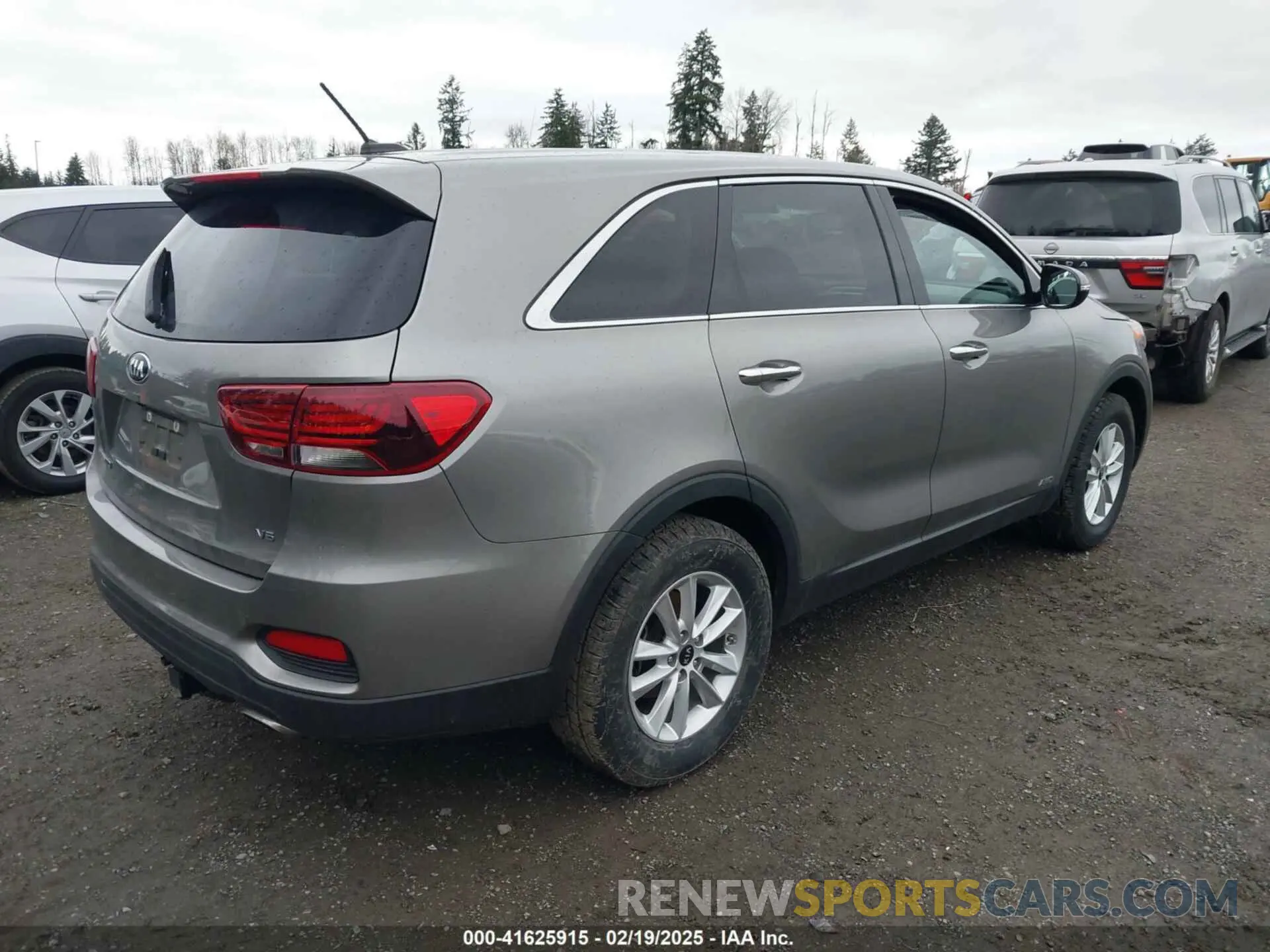 4 Photograph of a damaged car 5XYPGDA5XKG499348 KIA SORENTO 2019