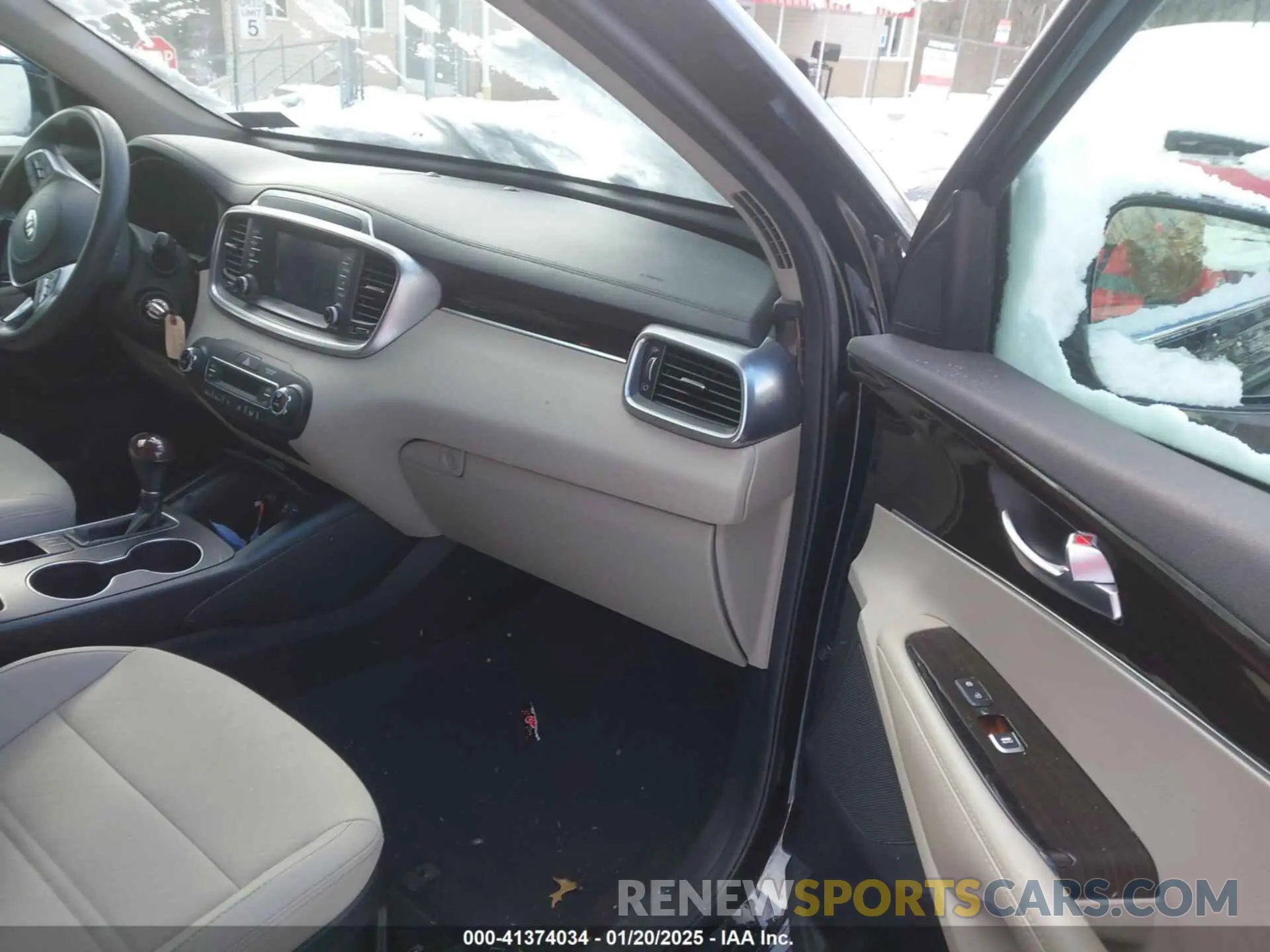 5 Photograph of a damaged car 5XYPGDA5XKG558947 KIA SORENTO 2019