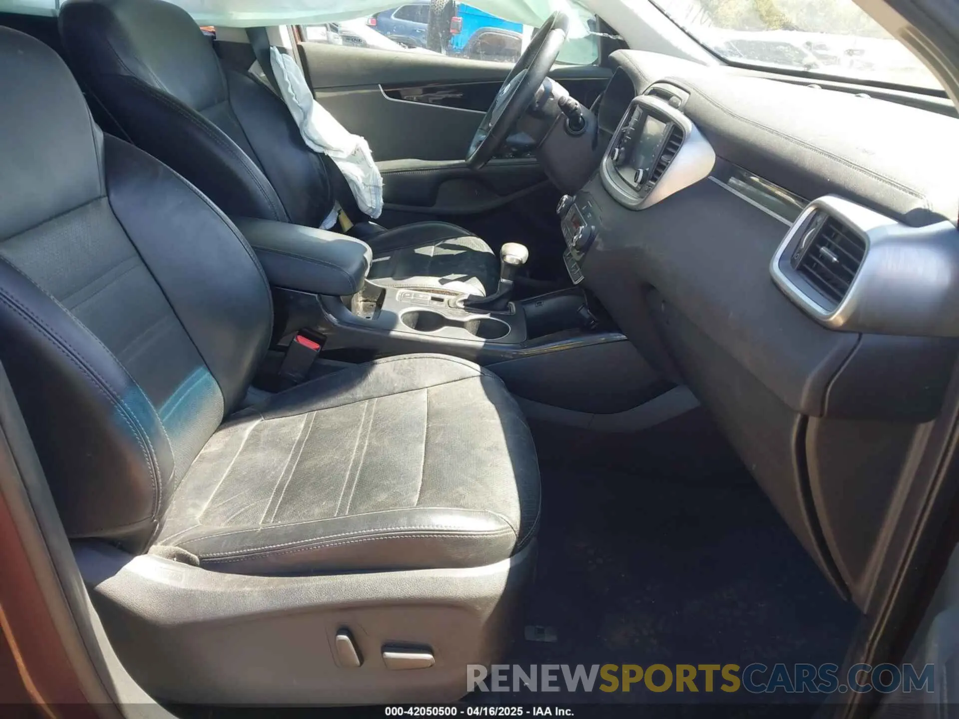 5 Photograph of a damaged car 5XYPH4A50KG512914 KIA SORENTO 2019