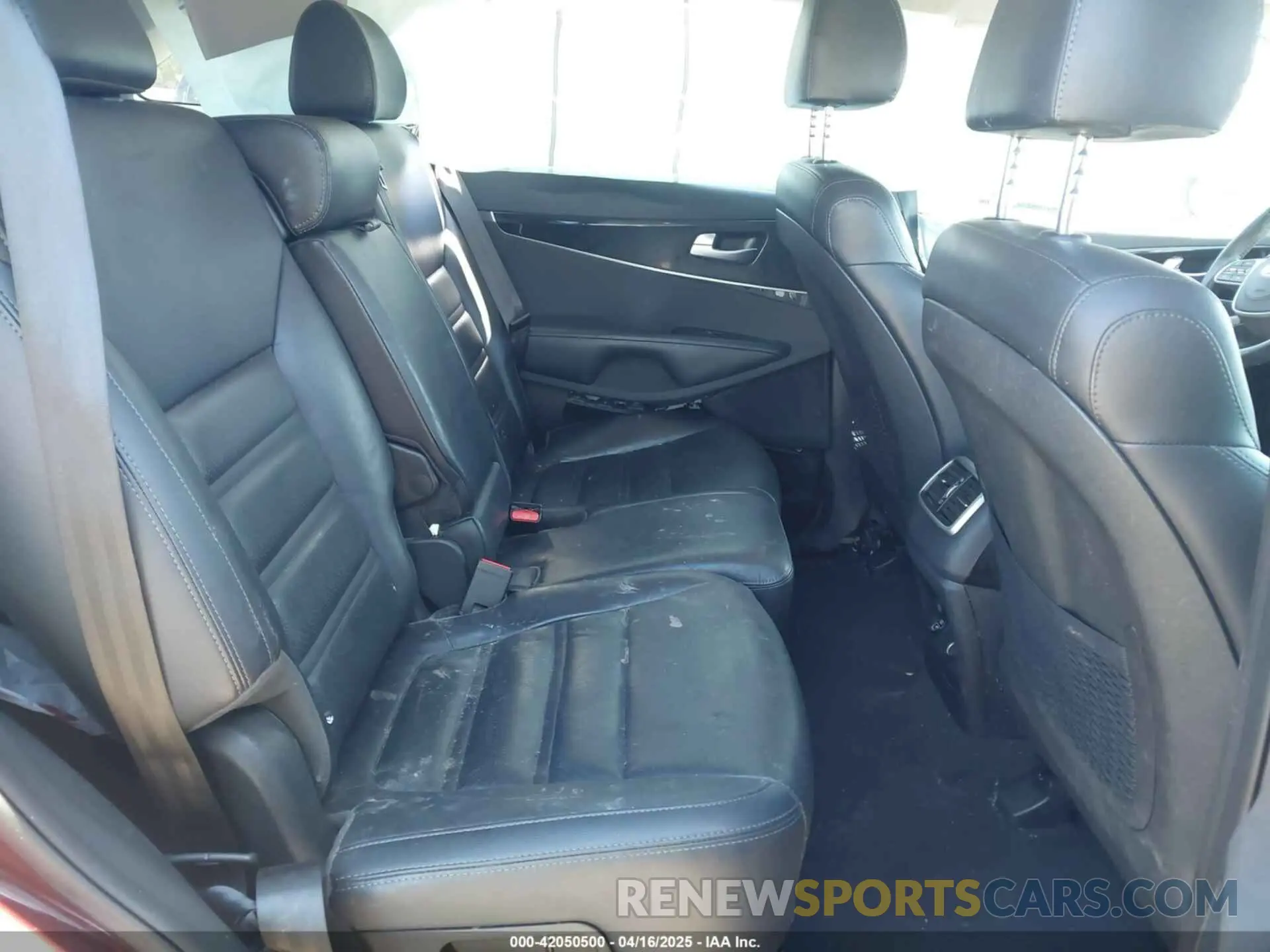 8 Photograph of a damaged car 5XYPH4A50KG512914 KIA SORENTO 2019
