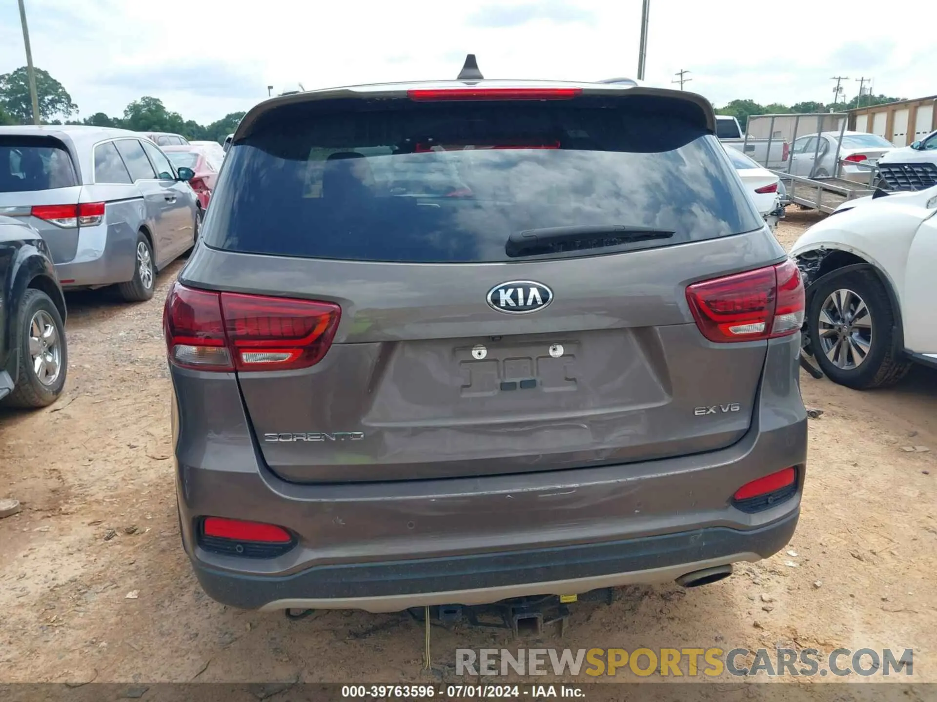 16 Photograph of a damaged car 5XYPH4A52KG532050 KIA SORENTO 2019