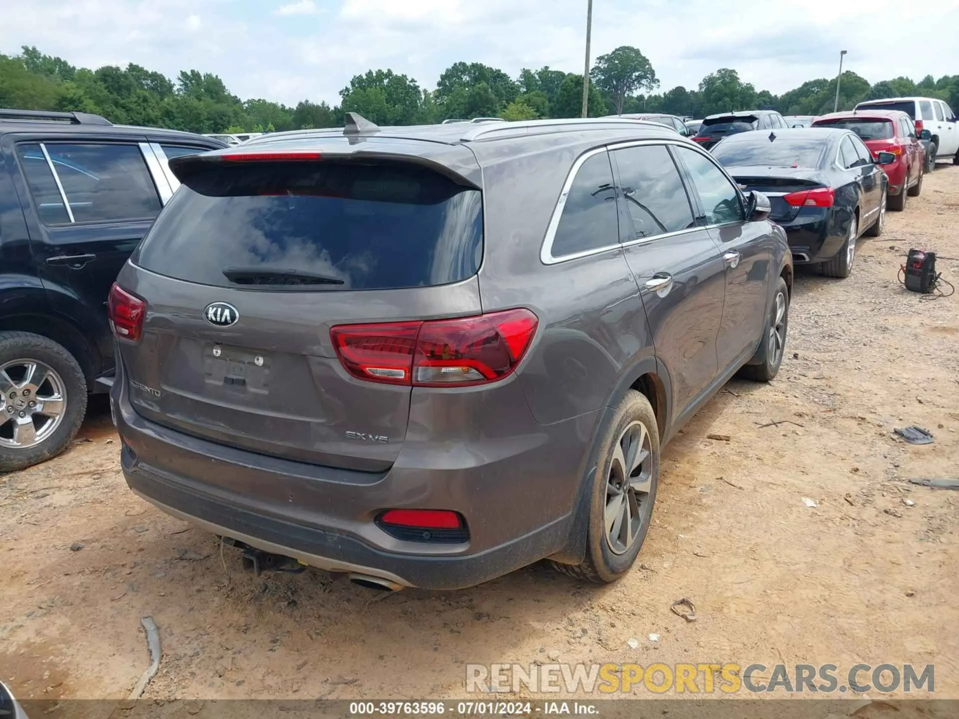 4 Photograph of a damaged car 5XYPH4A52KG532050 KIA SORENTO 2019