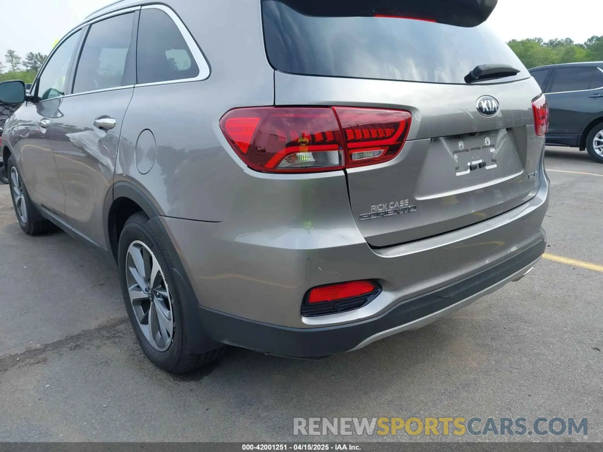 19 Photograph of a damaged car 5XYPH4A53KG448979 KIA SORENTO 2019
