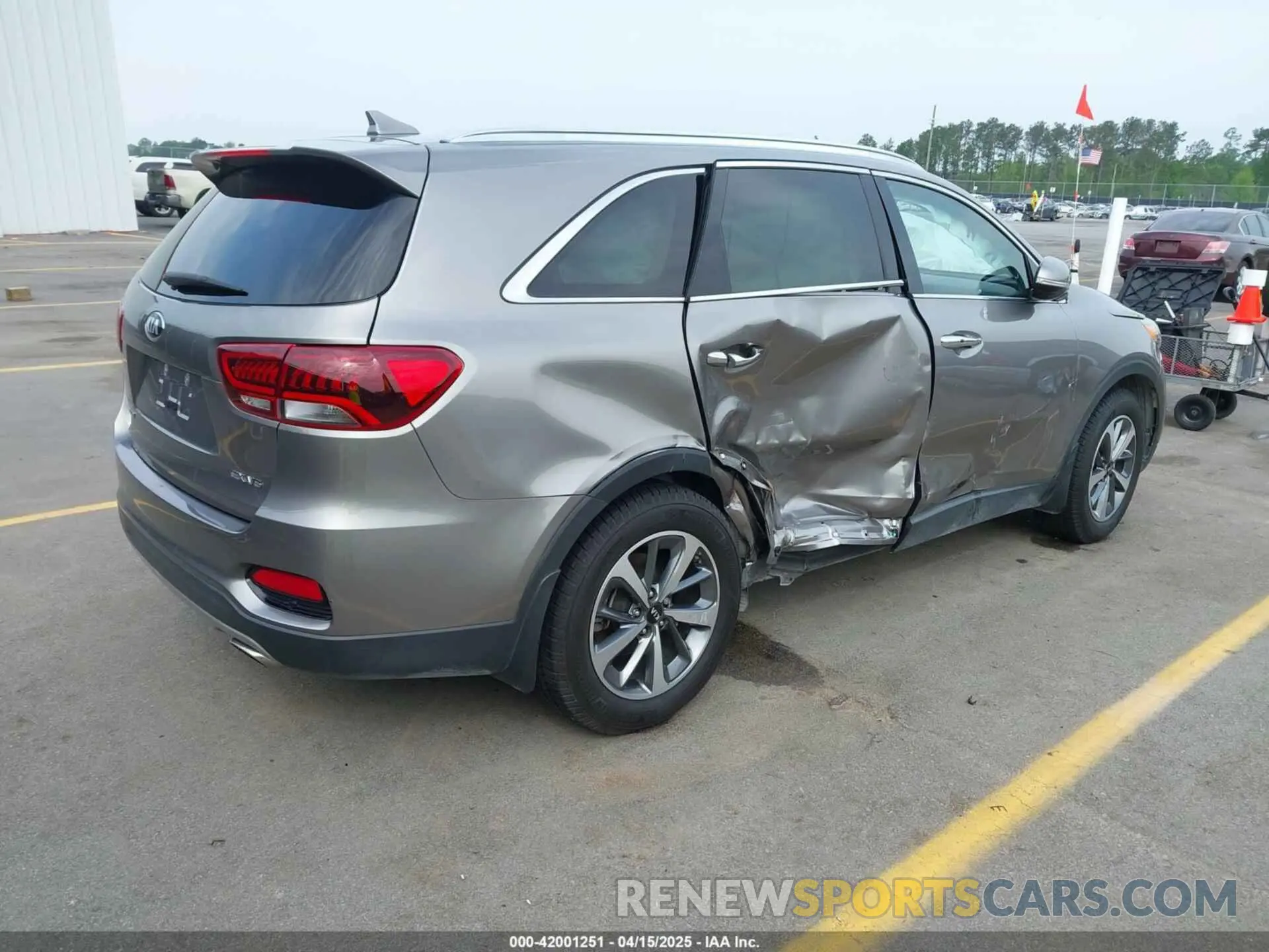 4 Photograph of a damaged car 5XYPH4A53KG448979 KIA SORENTO 2019