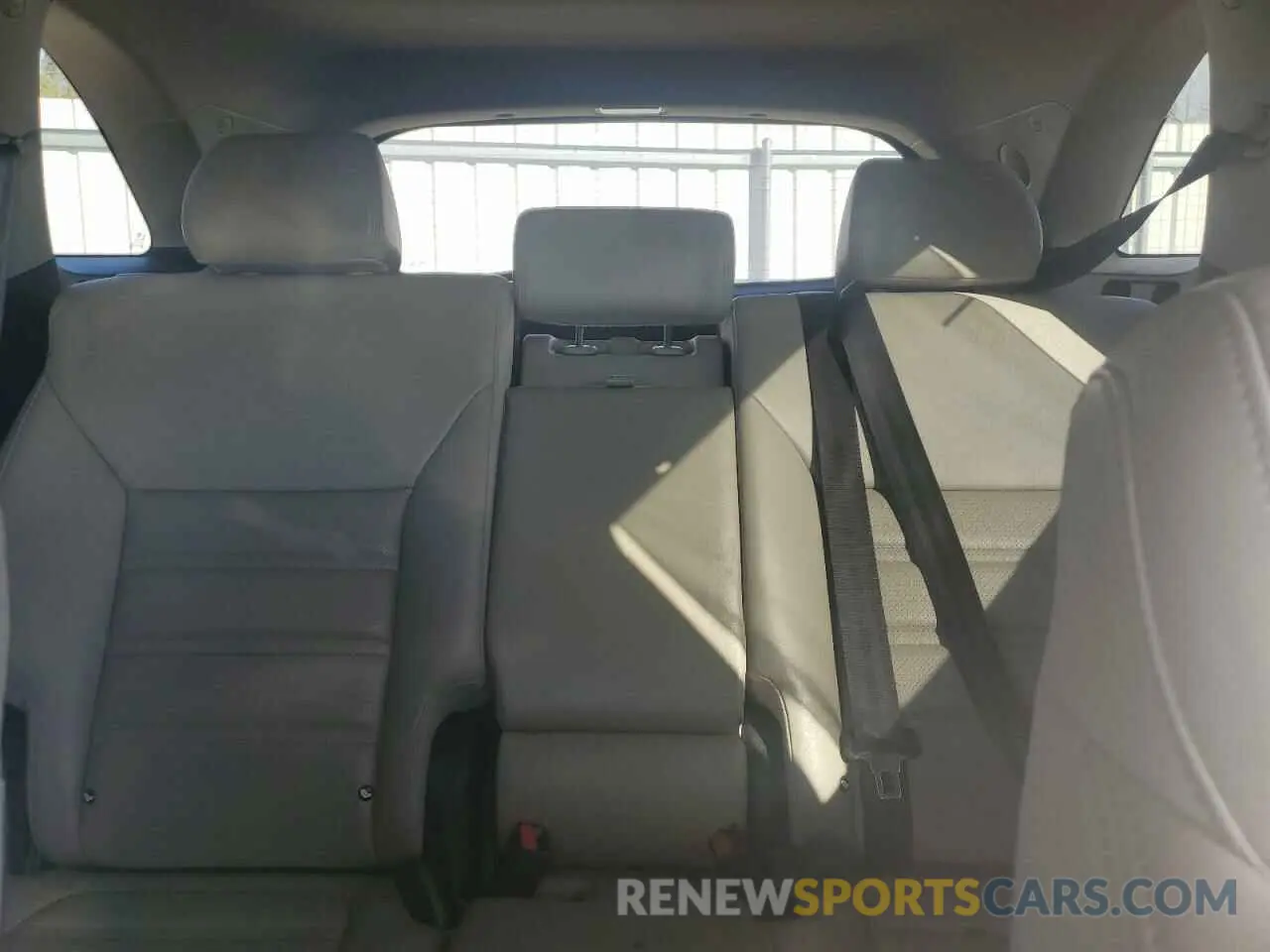 10 Photograph of a damaged car 5XYPH4A55KG499870 KIA SORENTO 2019