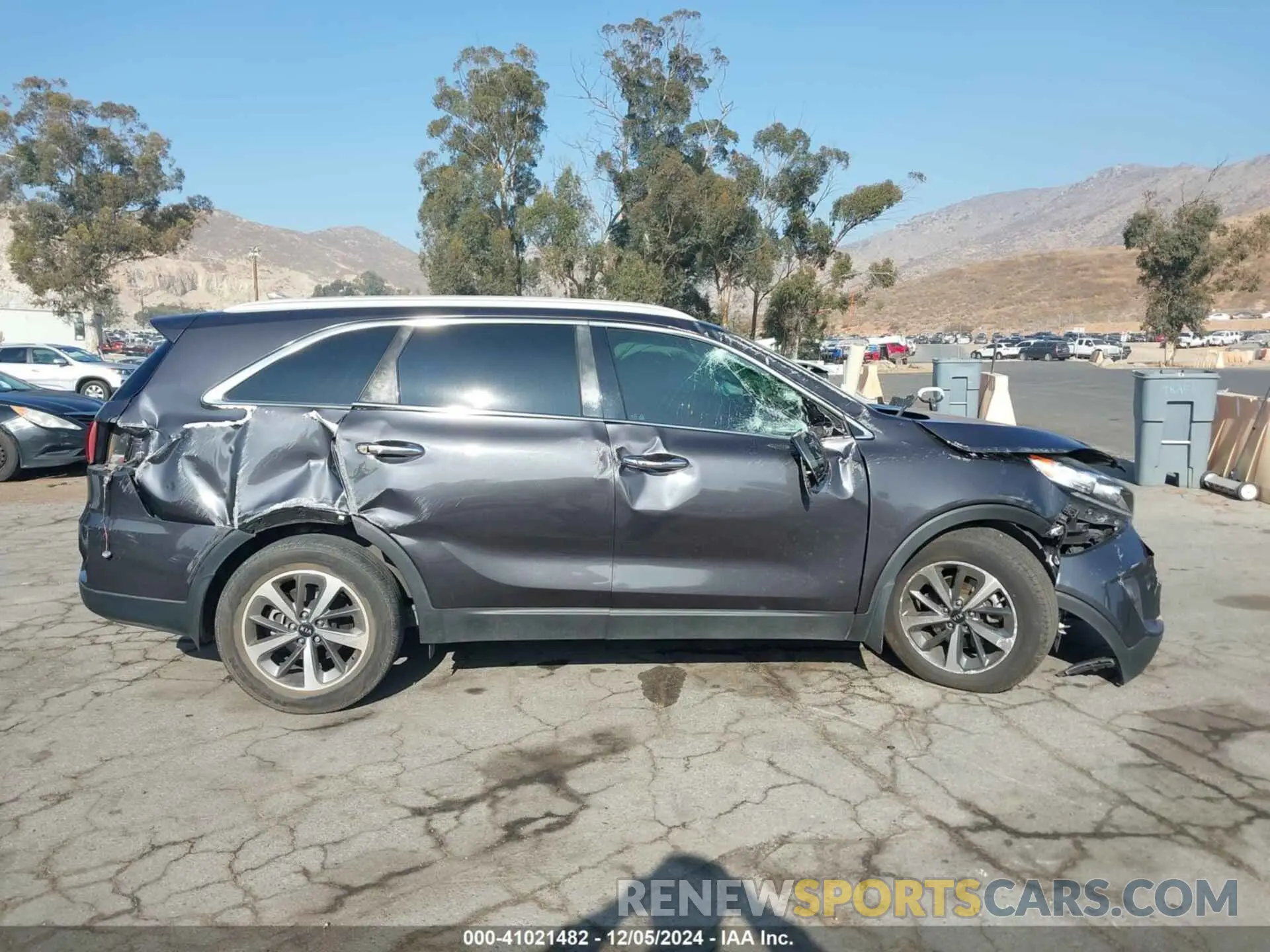 12 Photograph of a damaged car 5XYPH4A58KG541318 KIA SORENTO 2019