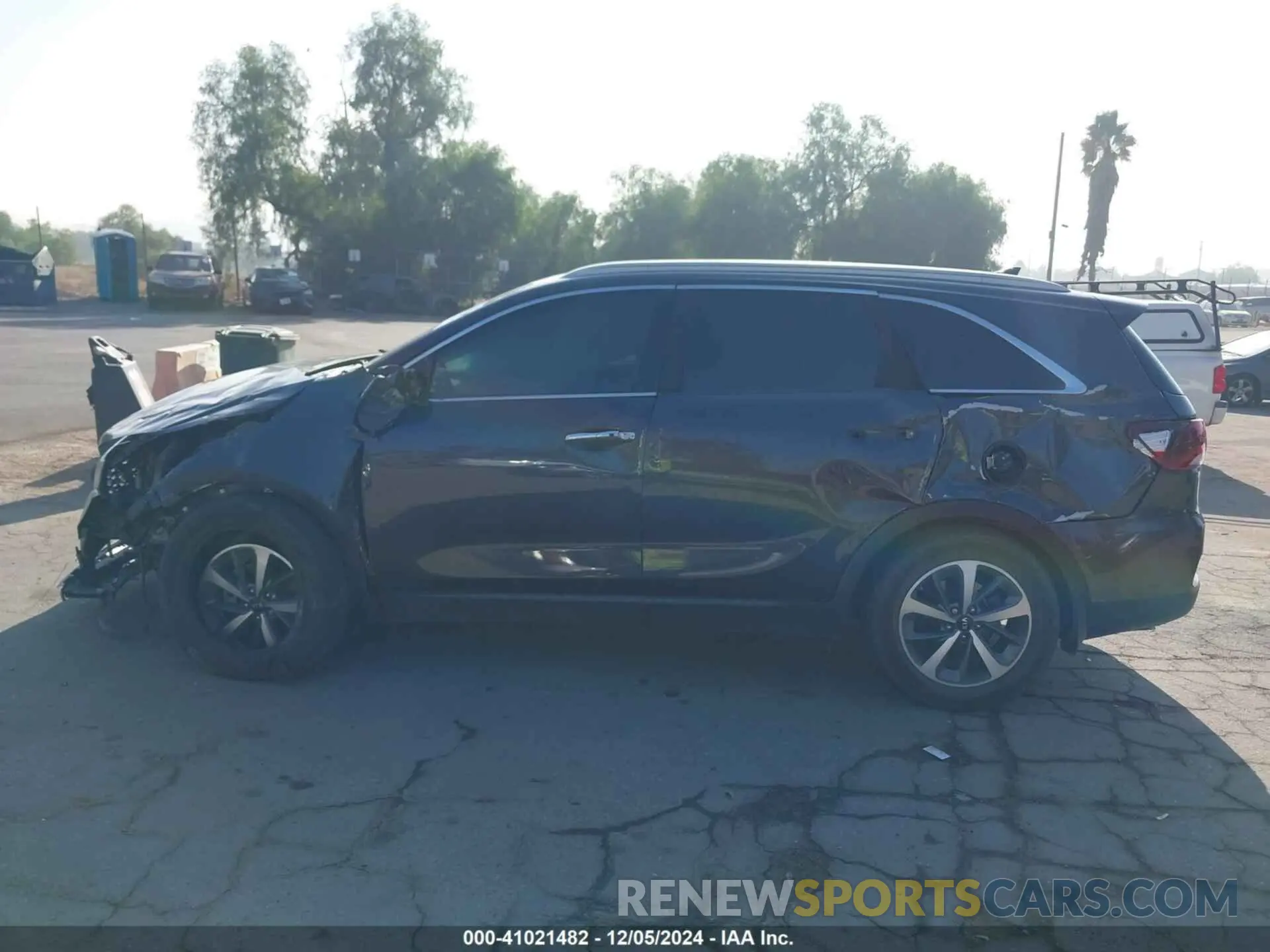 13 Photograph of a damaged car 5XYPH4A58KG541318 KIA SORENTO 2019